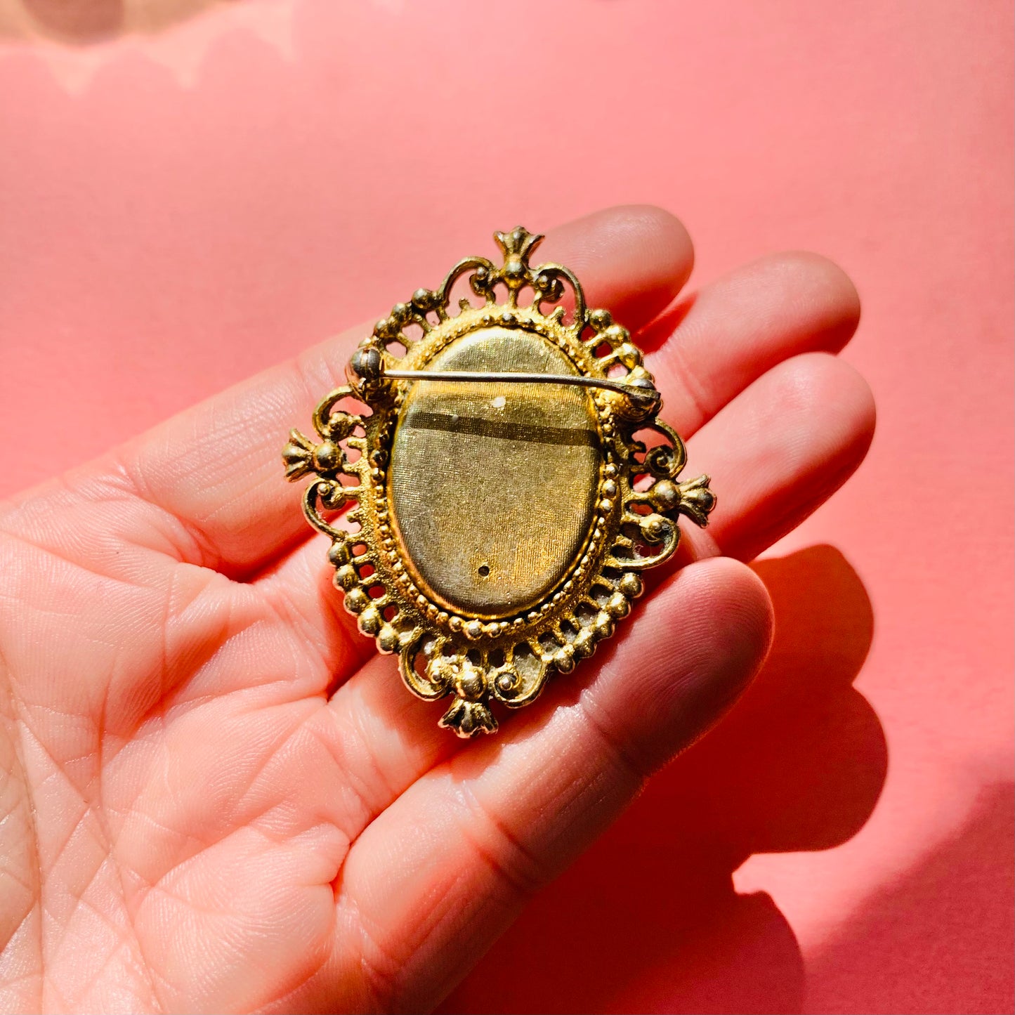 50s COSTUME CAMEO BROOCH WITH FILIGREE BORDER