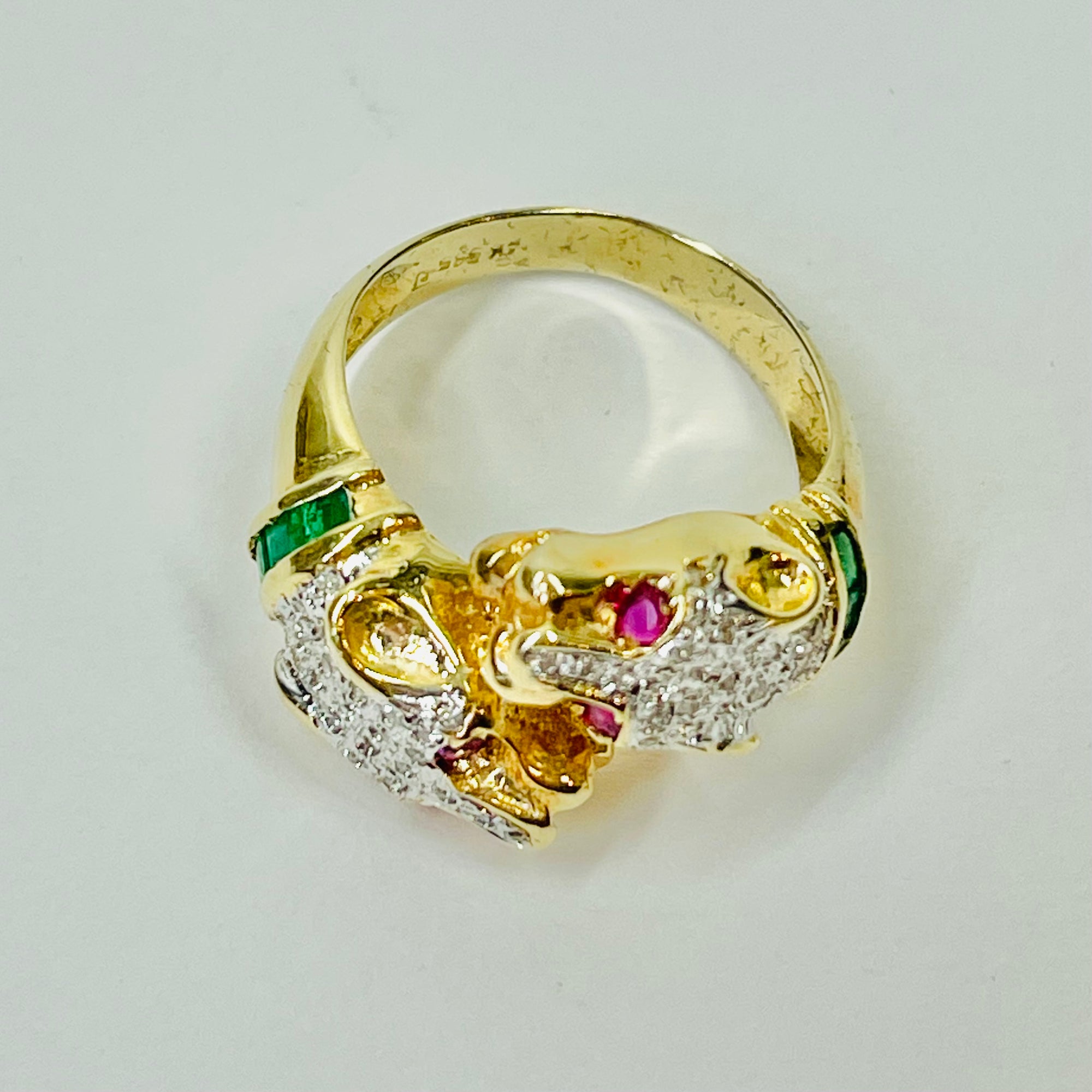 1950s 14K YELLOW GOLD DIAMOND EMERALD DOUBLE PANTHER HEADS RING WITH RUBY EYES