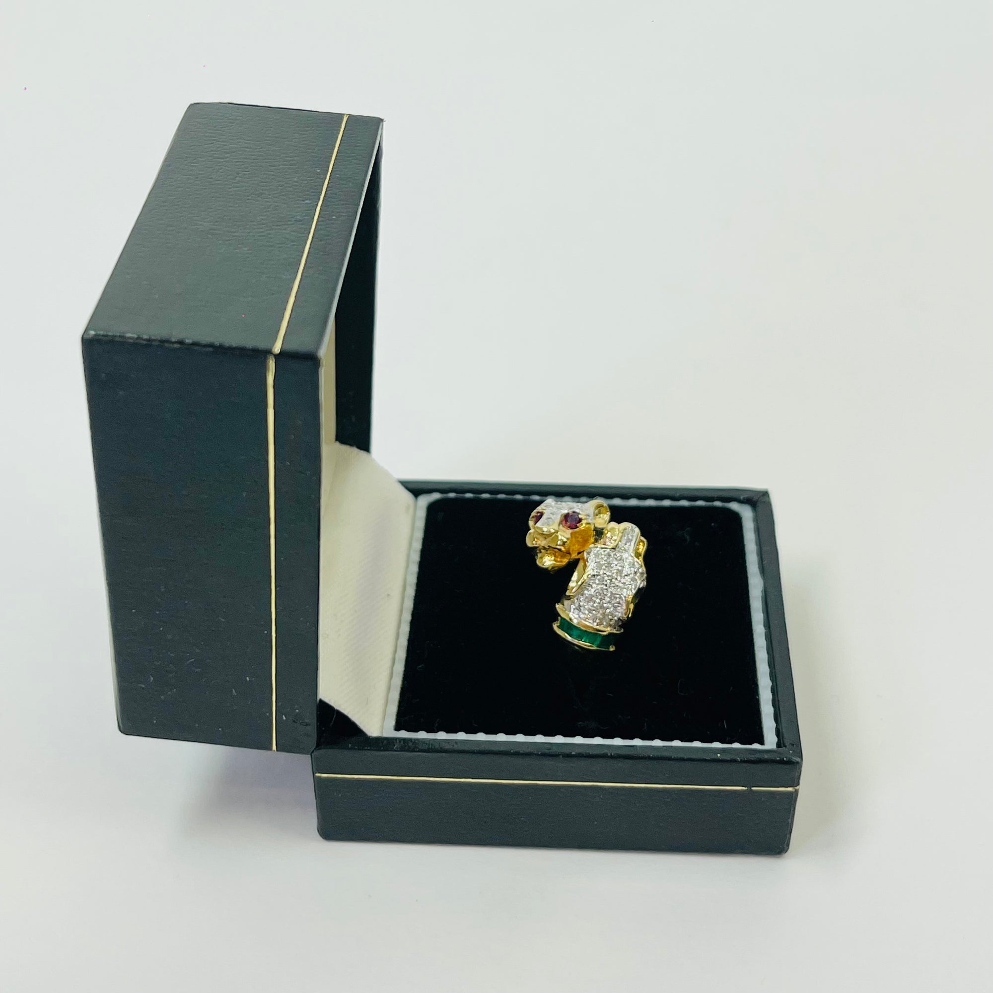 1950s 14K YELLOW GOLD DIAMOND EMERALD DOUBLE PANTHER HEADS RING WITH RUBY EYES