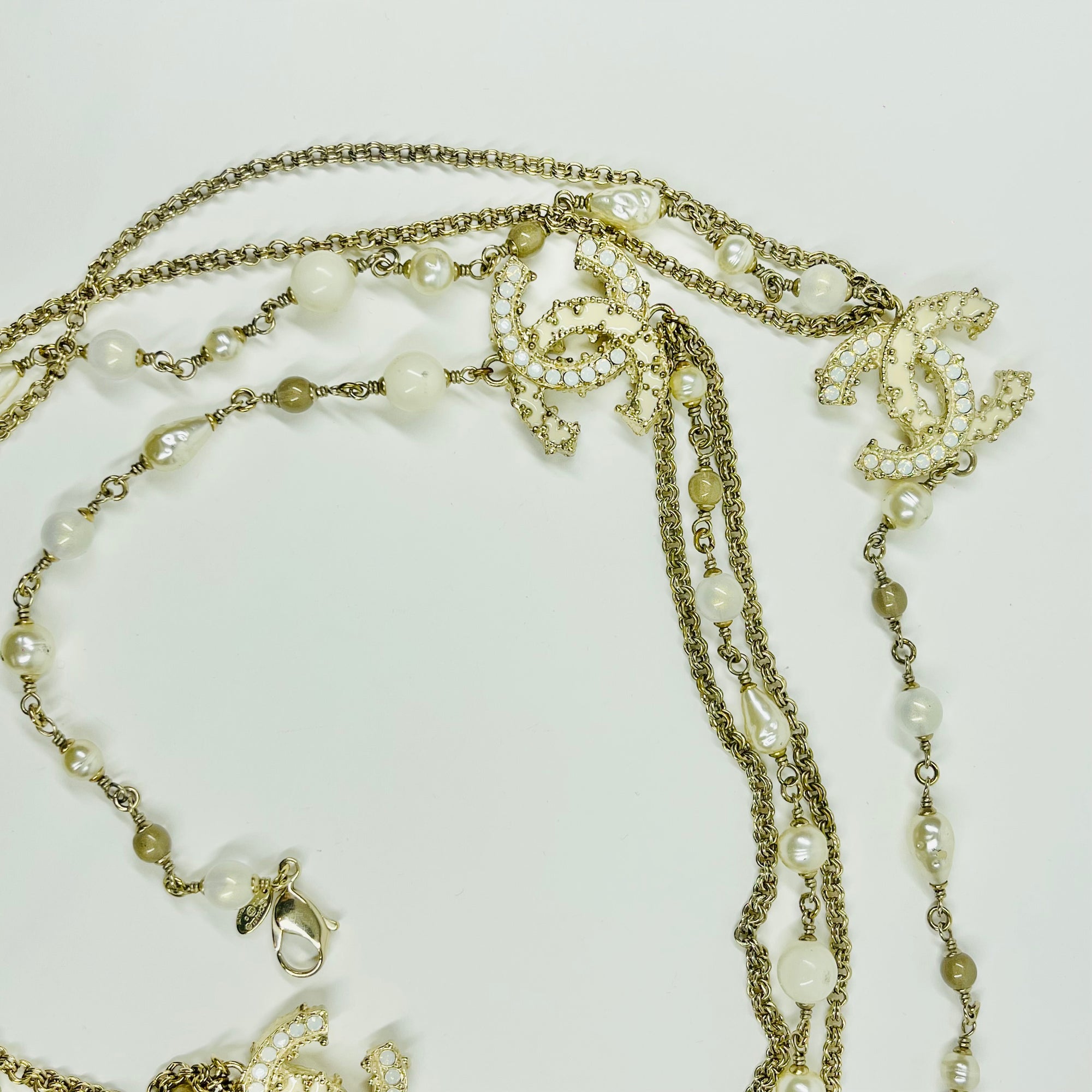 2012 CHANEL MULTISTRANDS COSTUME BEADS PEARL NECKLACE WITH ENAMEL CC LOGO