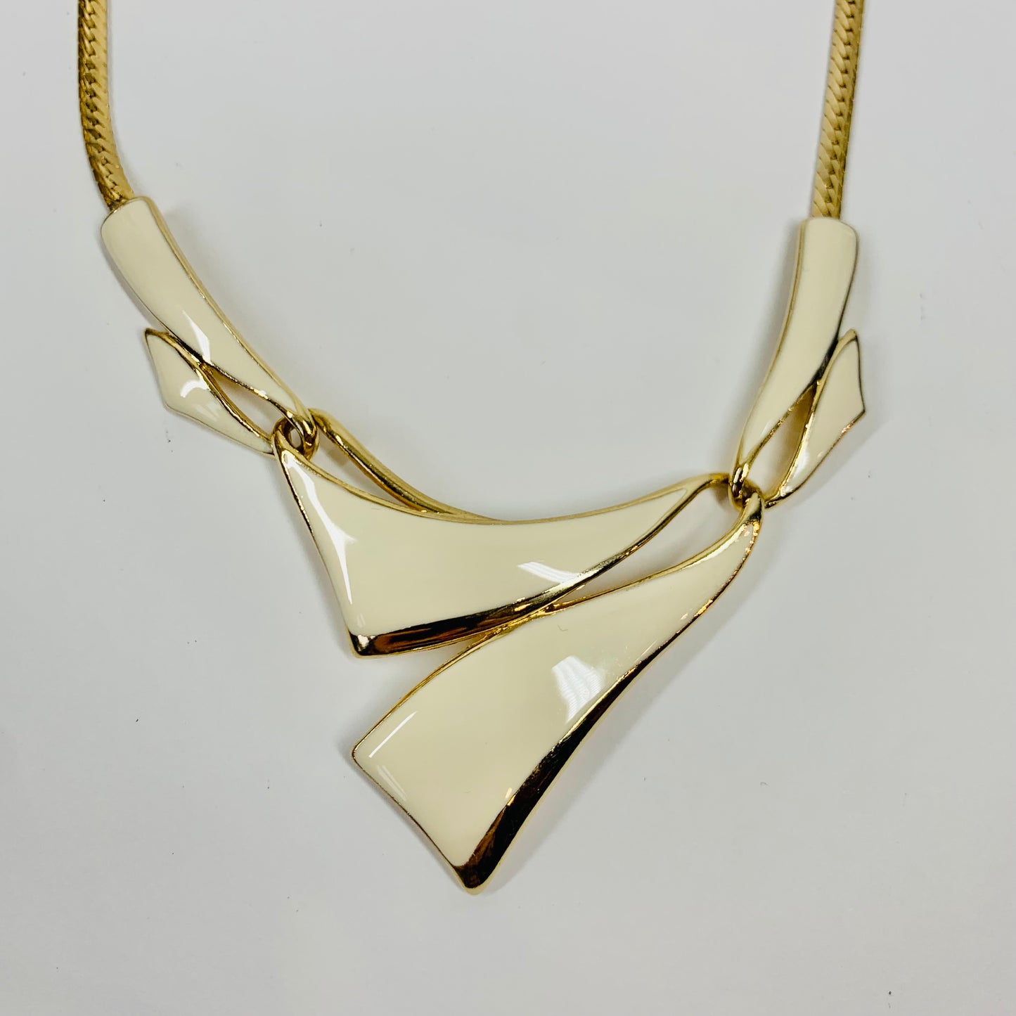 80s BARCS WHITE ENAMEL KNOT NECKLACE SUITE