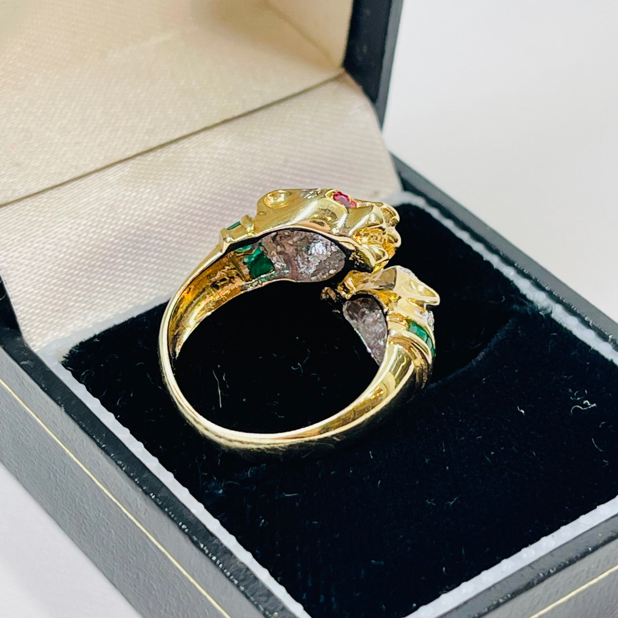 1950s 14K YELLOW GOLD DIAMOND EMERALD DOUBLE PANTHER HEADS RING WITH RUBY EYES