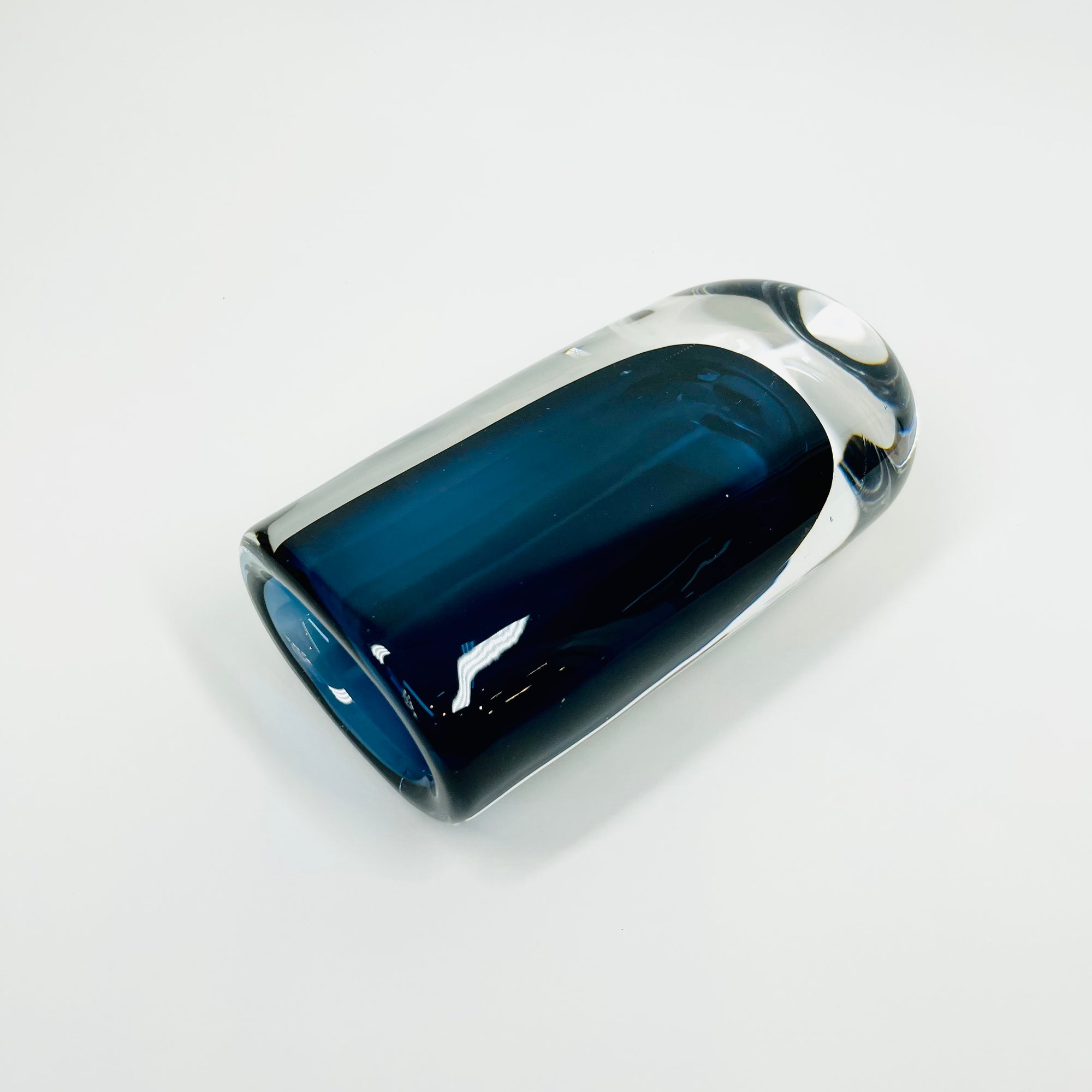 1950s NAVY BLUE SOMMERSO GLASS POSY VASE BY NILS LANDBERG FOR ORREFORS