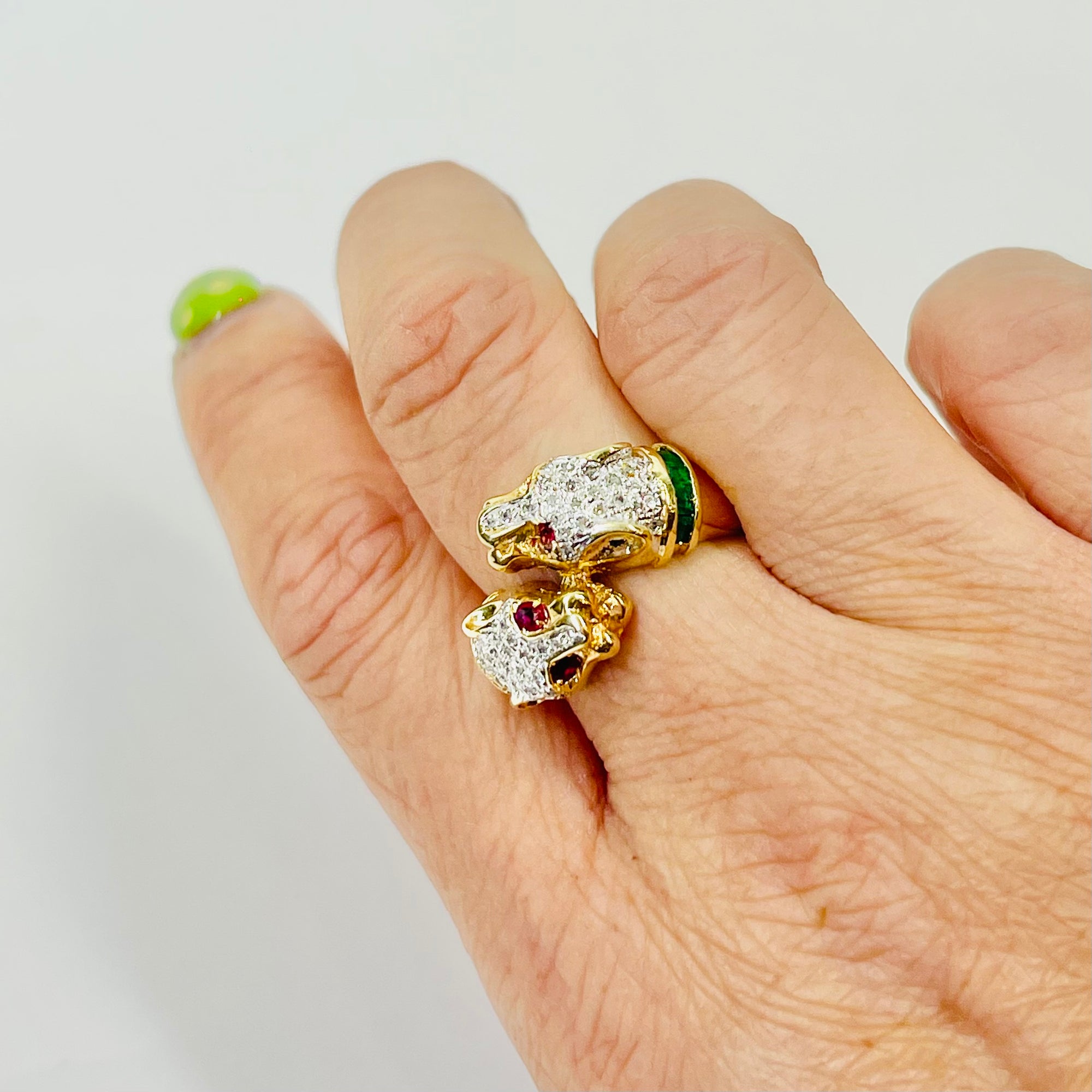 1950s 14K YELLOW GOLD DIAMOND EMERALD DOUBLE PANTHER HEADS RING WITH RUBY EYES