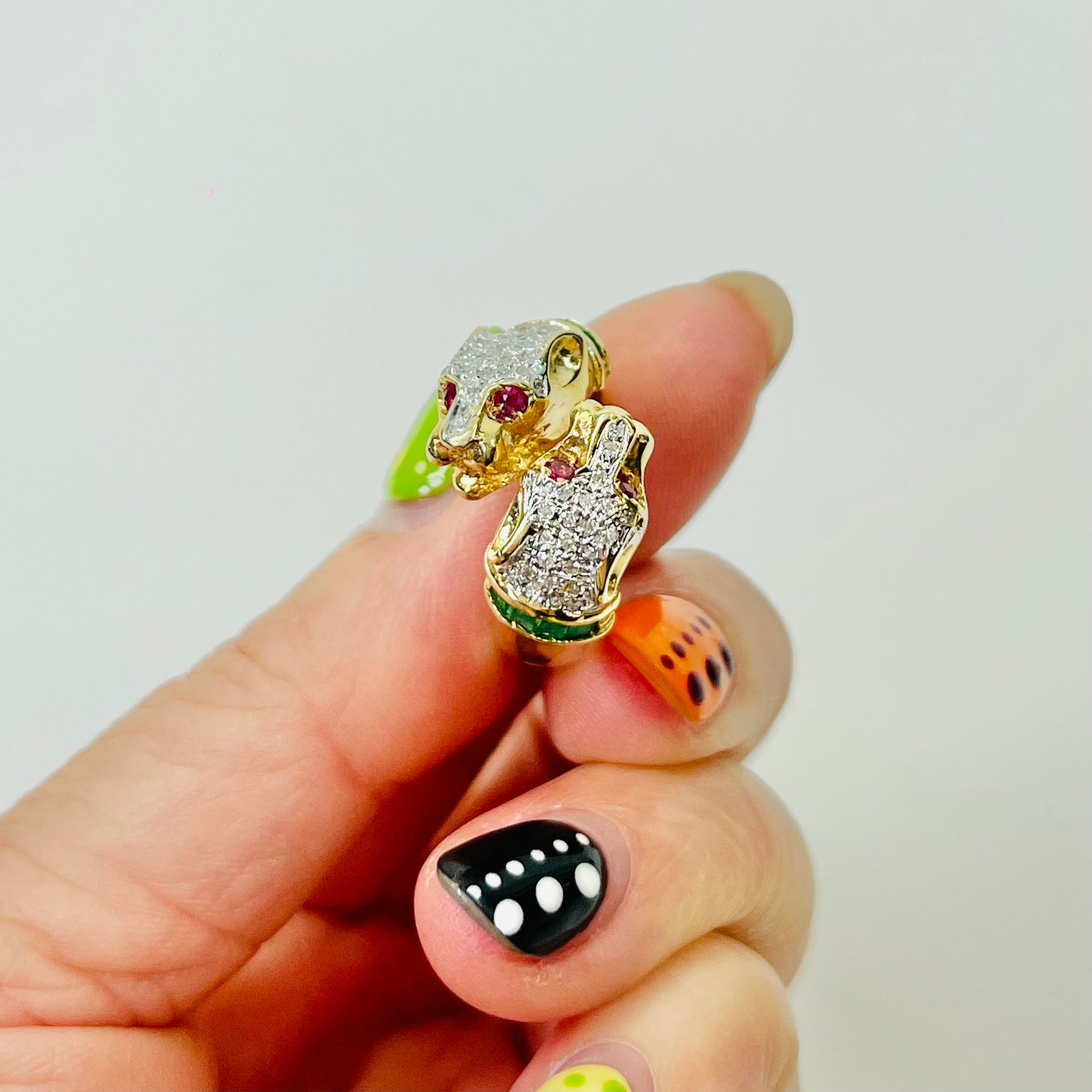 1950s 14K YELLOW GOLD DIAMOND EMERALD DOUBLE PANTHER HEADS RING WITH RUBY EYES