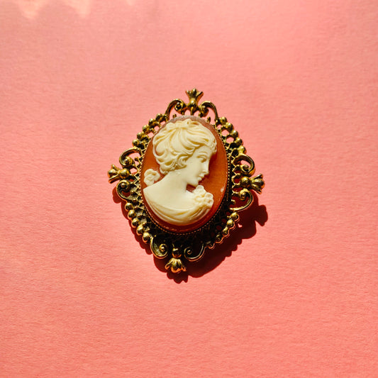 50s COSTUME CAMEO BROOCH WITH FILIGREE BORDER