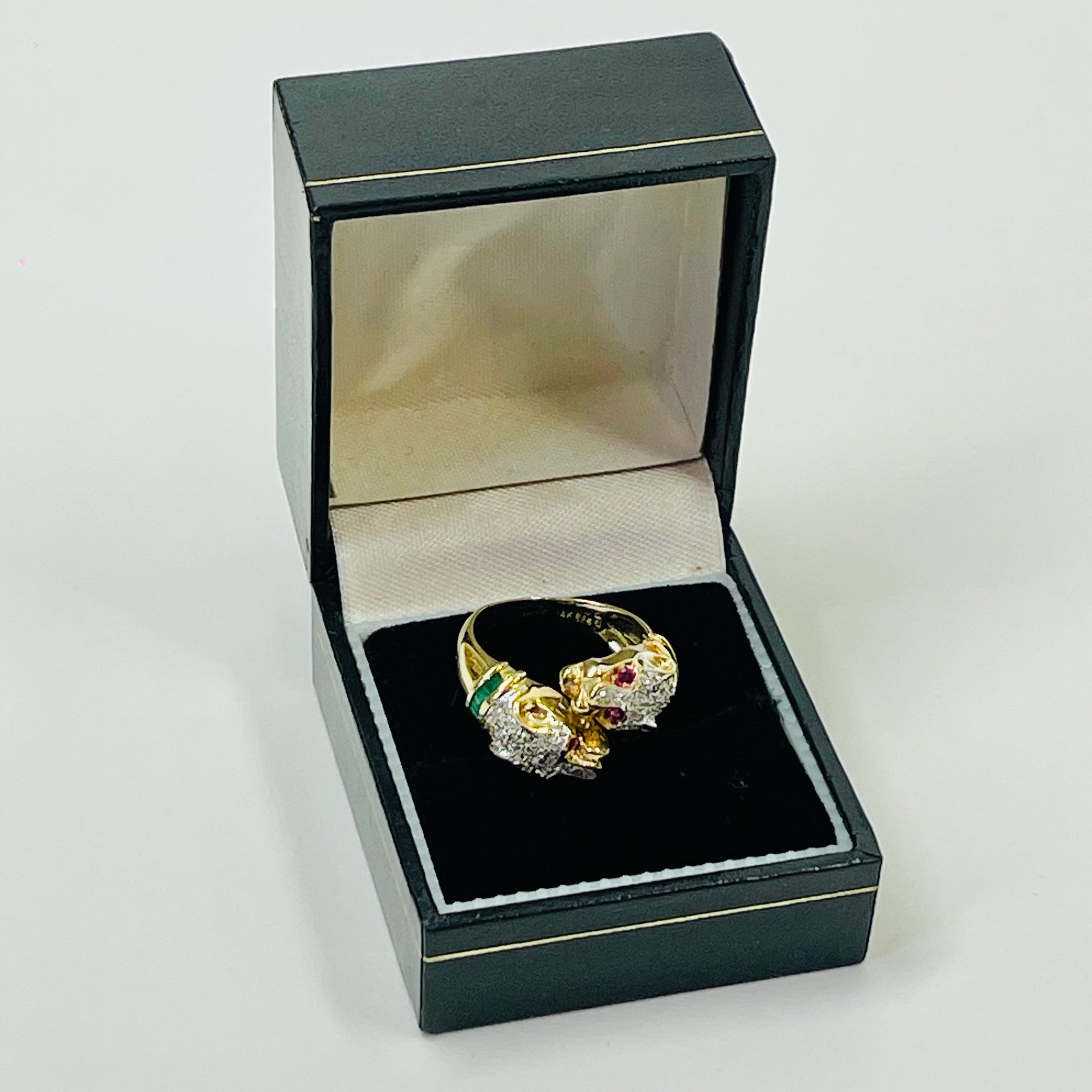 1950s 14K YELLOW GOLD DIAMOND EMERALD DOUBLE PANTHER HEADS RING WITH RUBY EYES
