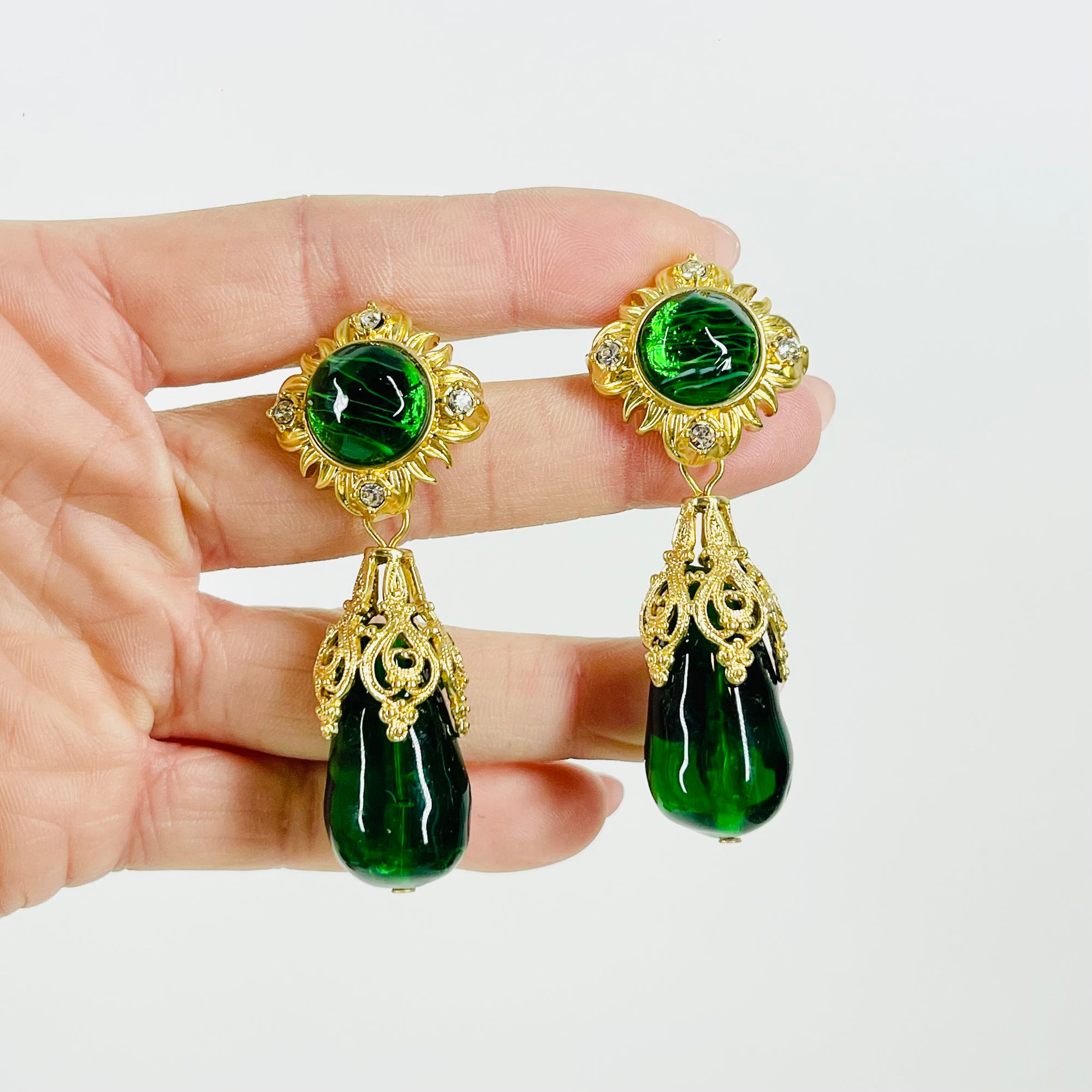 1980s GREEN GLASS GP COSTUME DROP PIERCED EARRINGS GRIPOIX STYLE