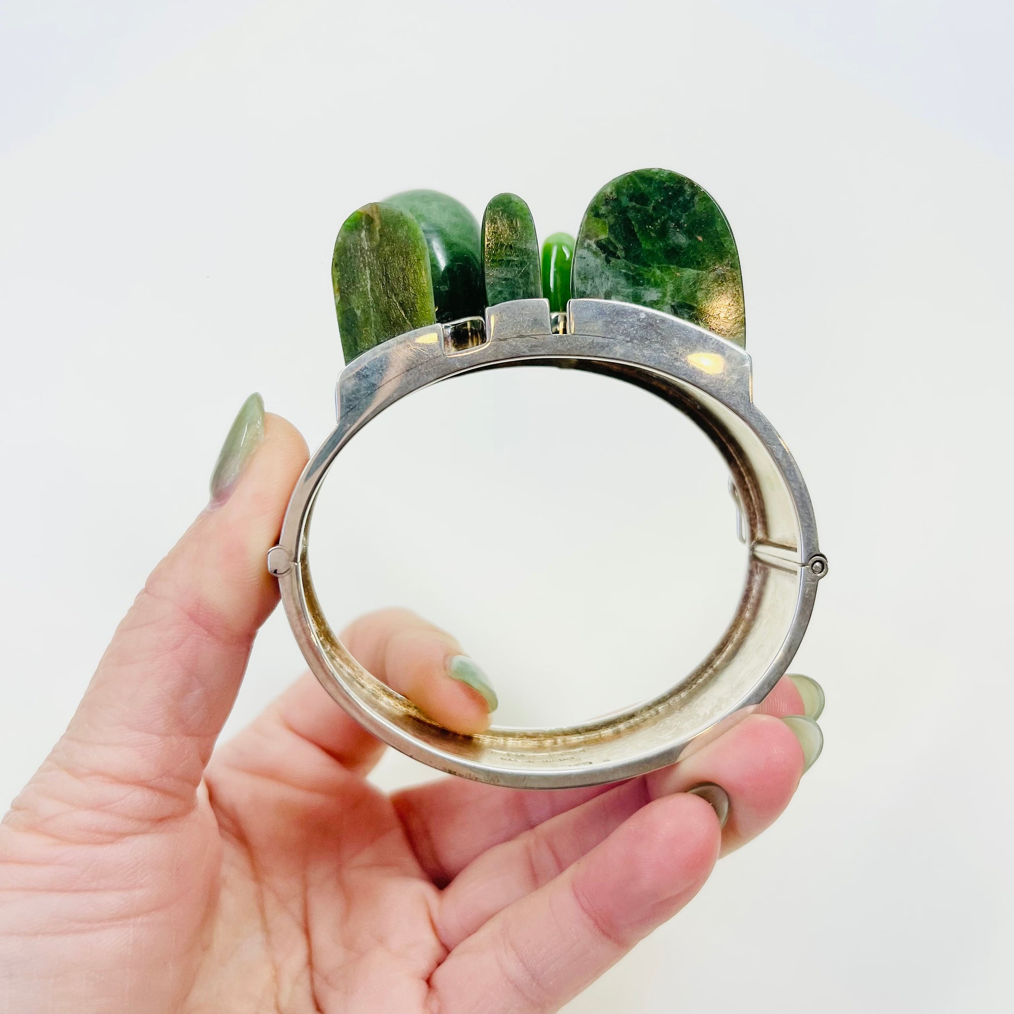 SIGNED 1974 STERLING SILVER NEPHRITE BANGLE BY FINNISH MASTER TAISTO PALONEN