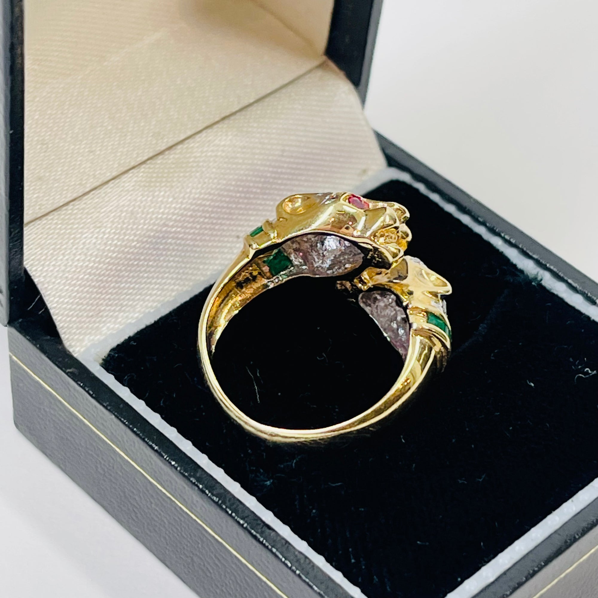 1950s 14K YELLOW GOLD DIAMOND EMERALD DOUBLE PANTHER HEADS RING WITH RUBY EYES