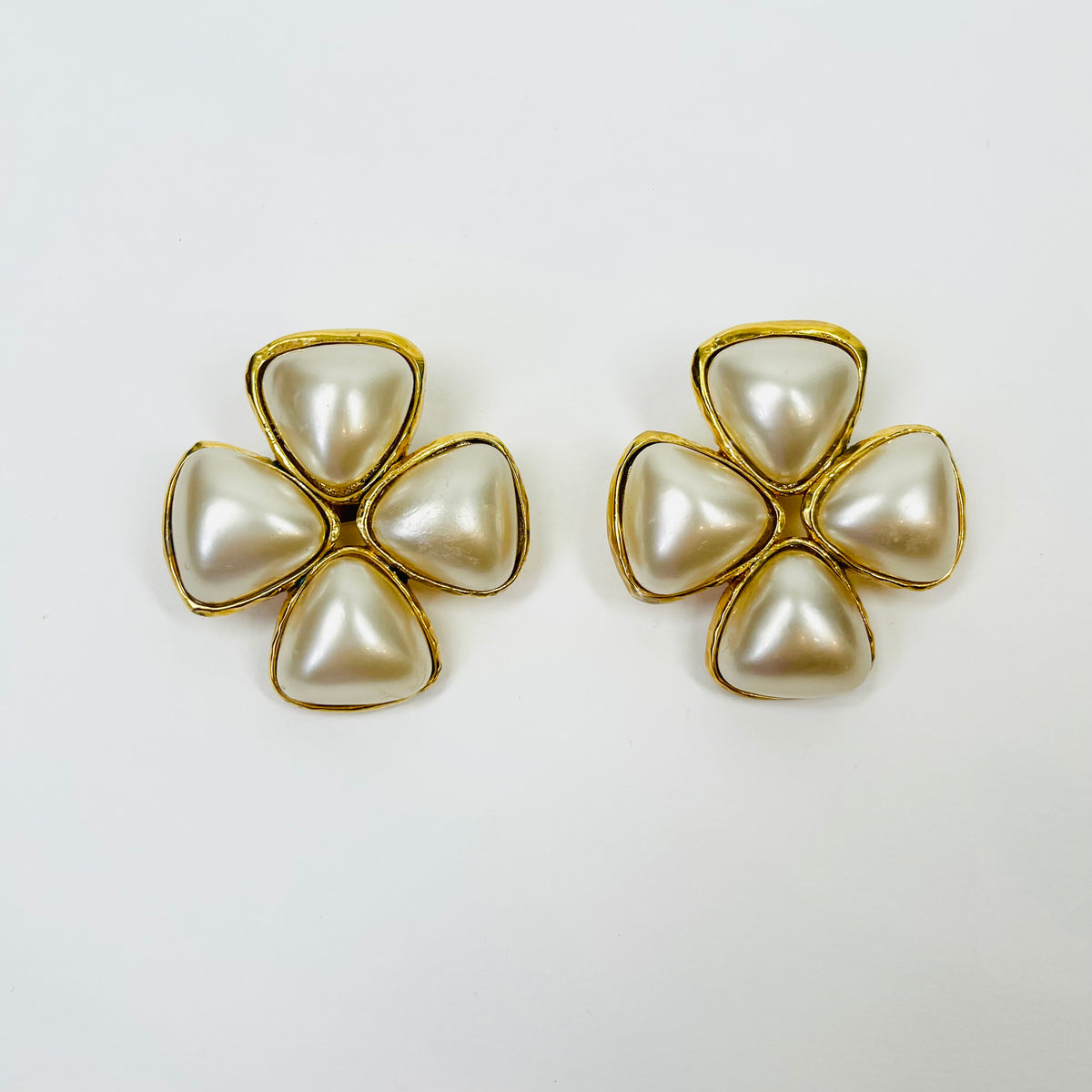 1996 CHANEL CC LOGO CLOVER MABE PEARL CLIP ON EARRINGS