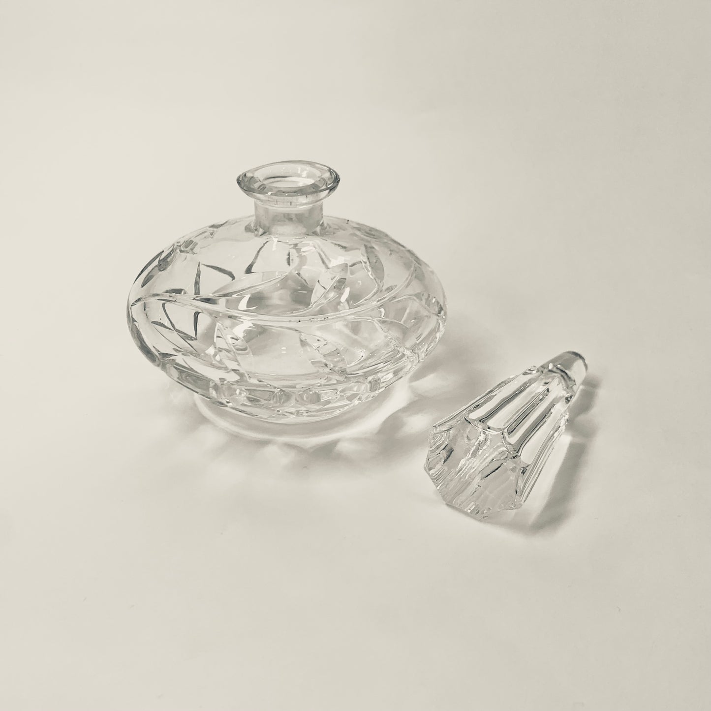 VINTAGE CUT CRYSTAL PERFUME BOTTLE