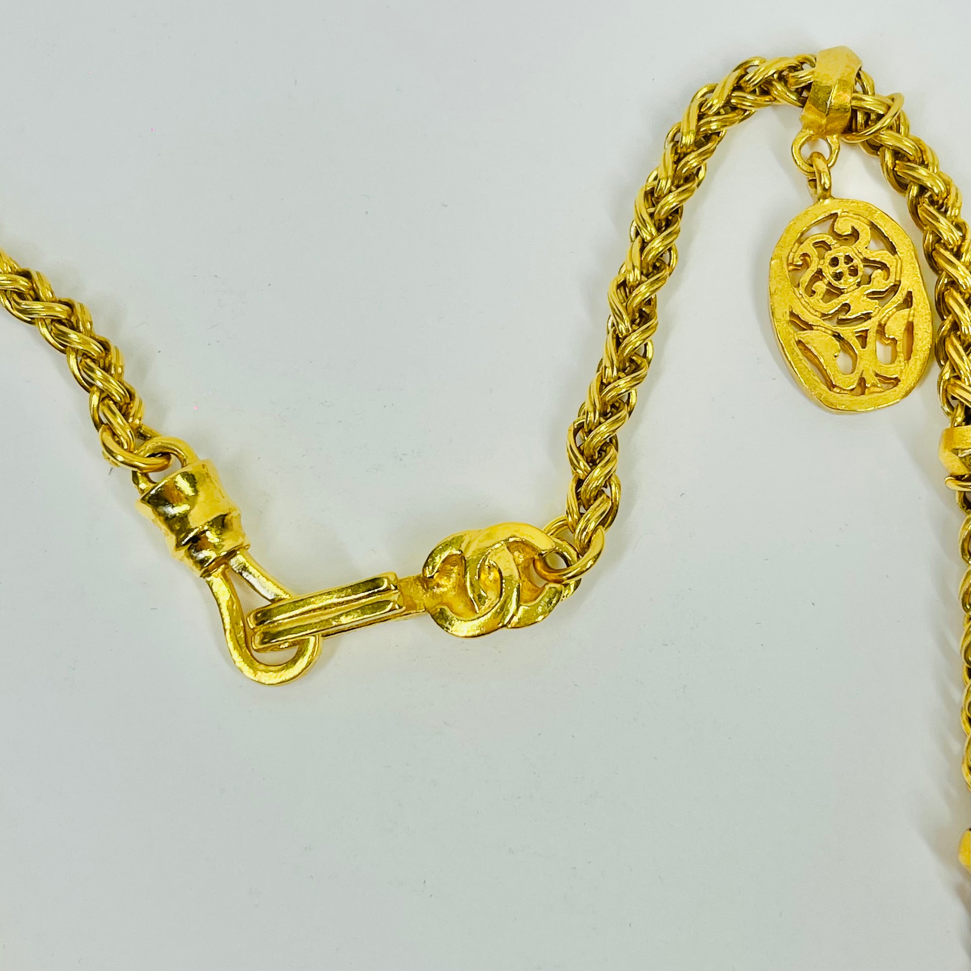 1995 CHANEL ARABESQUE LIMITED EDITION GOLD PLATED LOGO CHARM NECKLACE