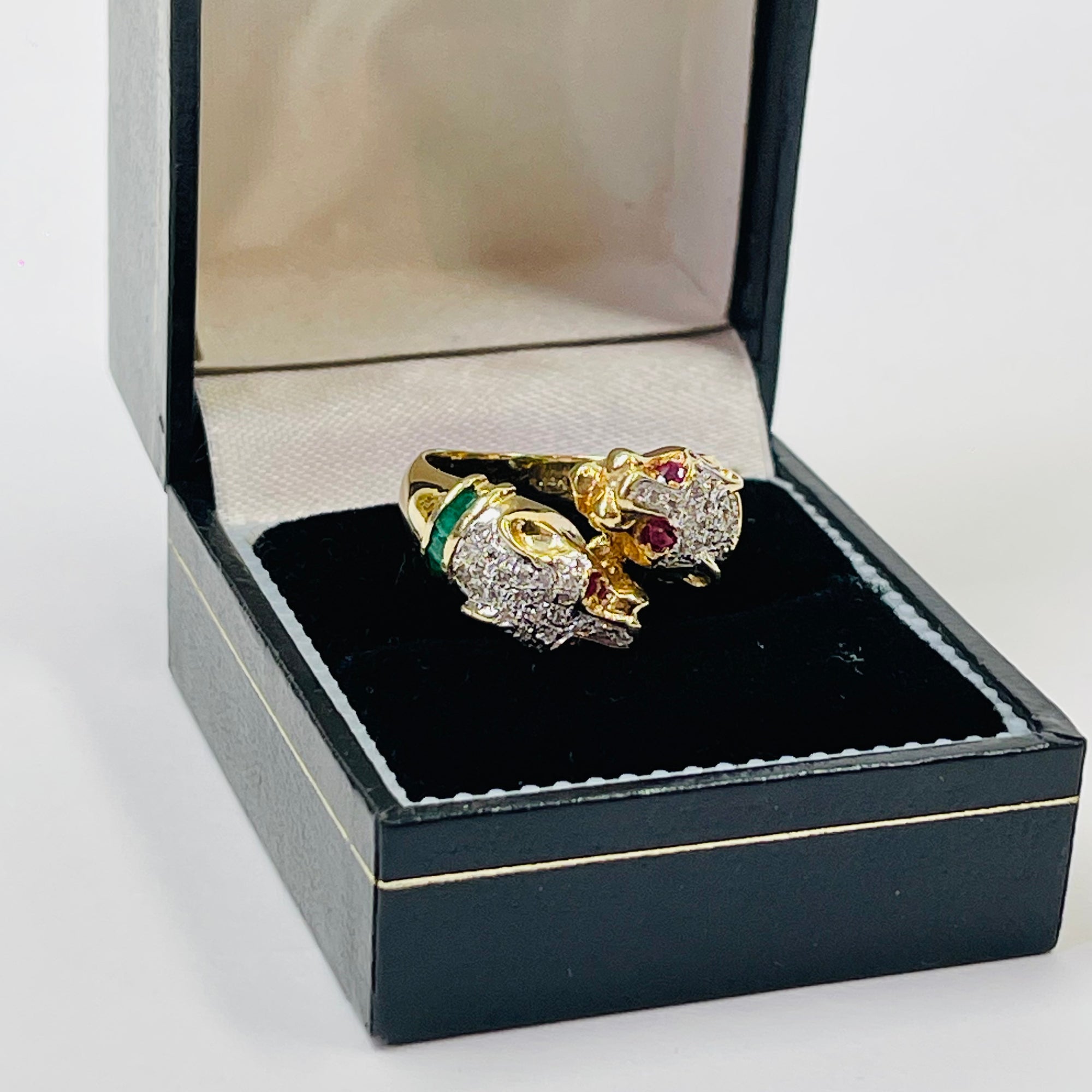 1950s 14K YELLOW GOLD DIAMOND EMERALD DOUBLE PANTHER HEADS RING WITH RUBY EYES