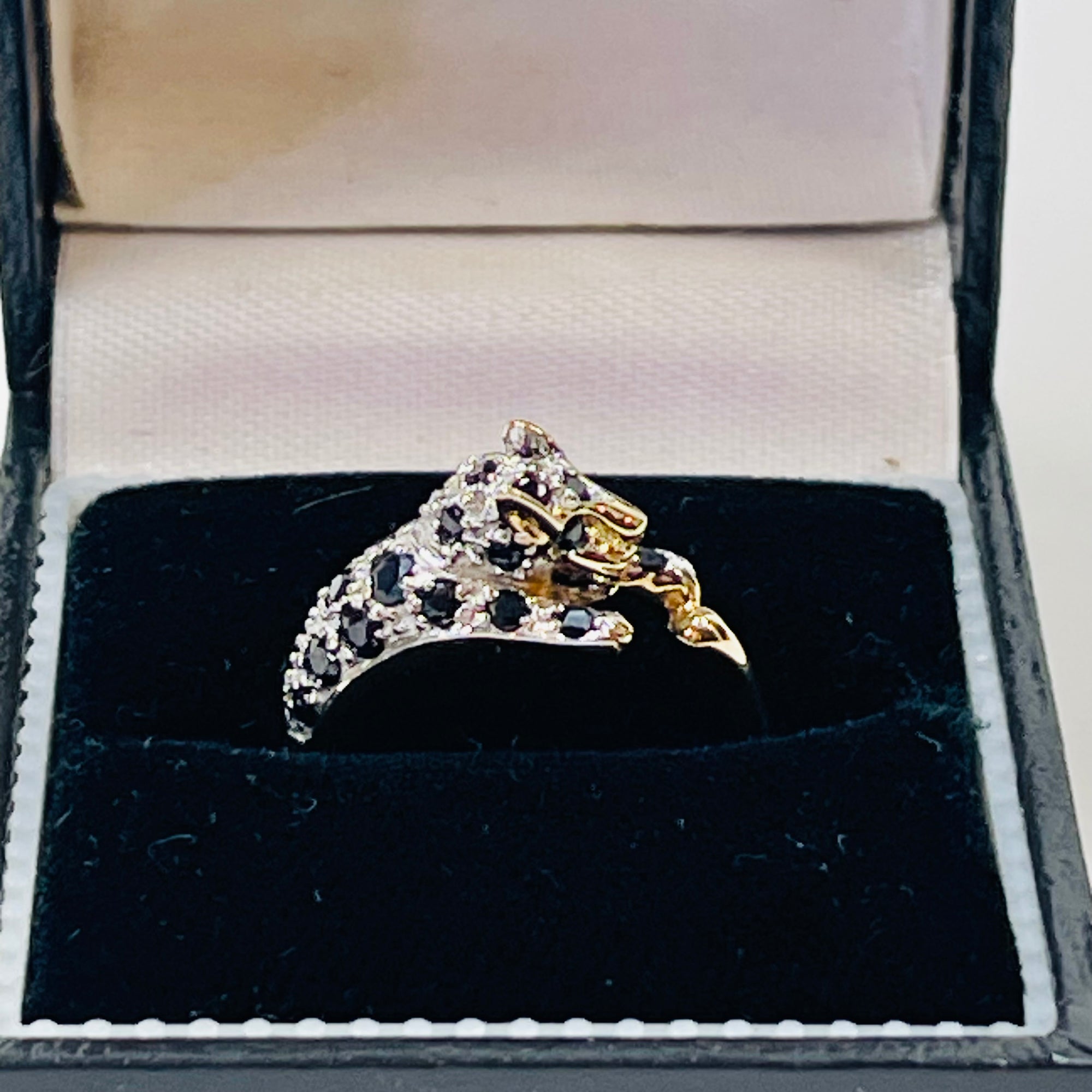 1970s 9 MIXED 14K WHITE YELLOW GOLD DIAMOND BLACK SAPPHIRE SNOW LEOPARD RING