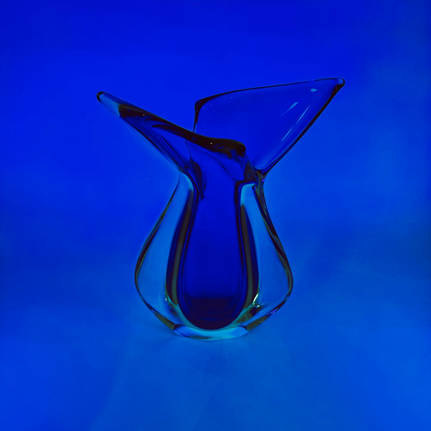 X-LARGE 1940s URANIUM MURANO BLUE SOMMERSO GLASS FISHTAIL VASE