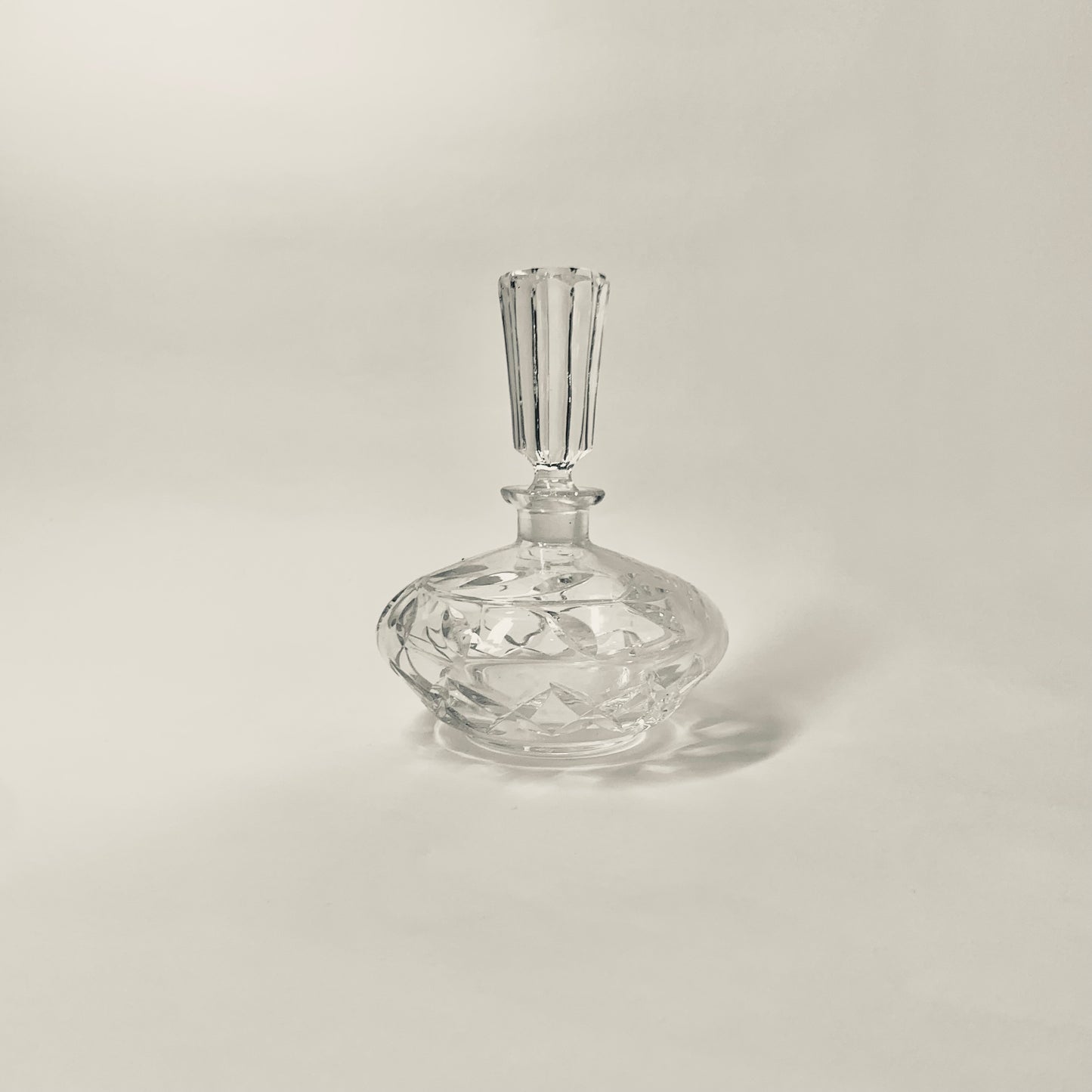 VINTAGE CUT CRYSTAL PERFUME BOTTLE