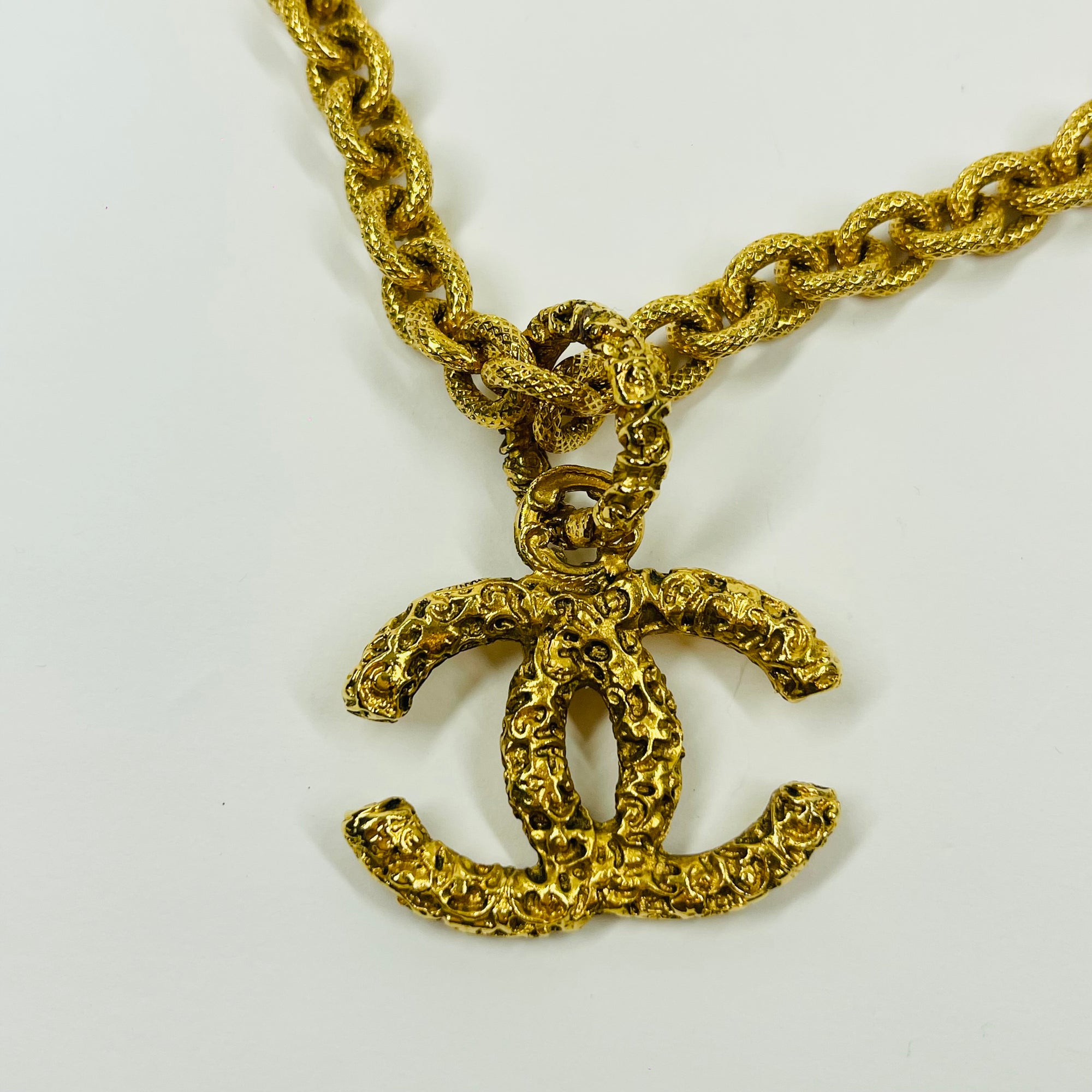 LIMITED EDITION 1980s CHANEL FILIGREE LOGO PENDANT NECKLACE WITH FANCY TEXTURED LINKS
