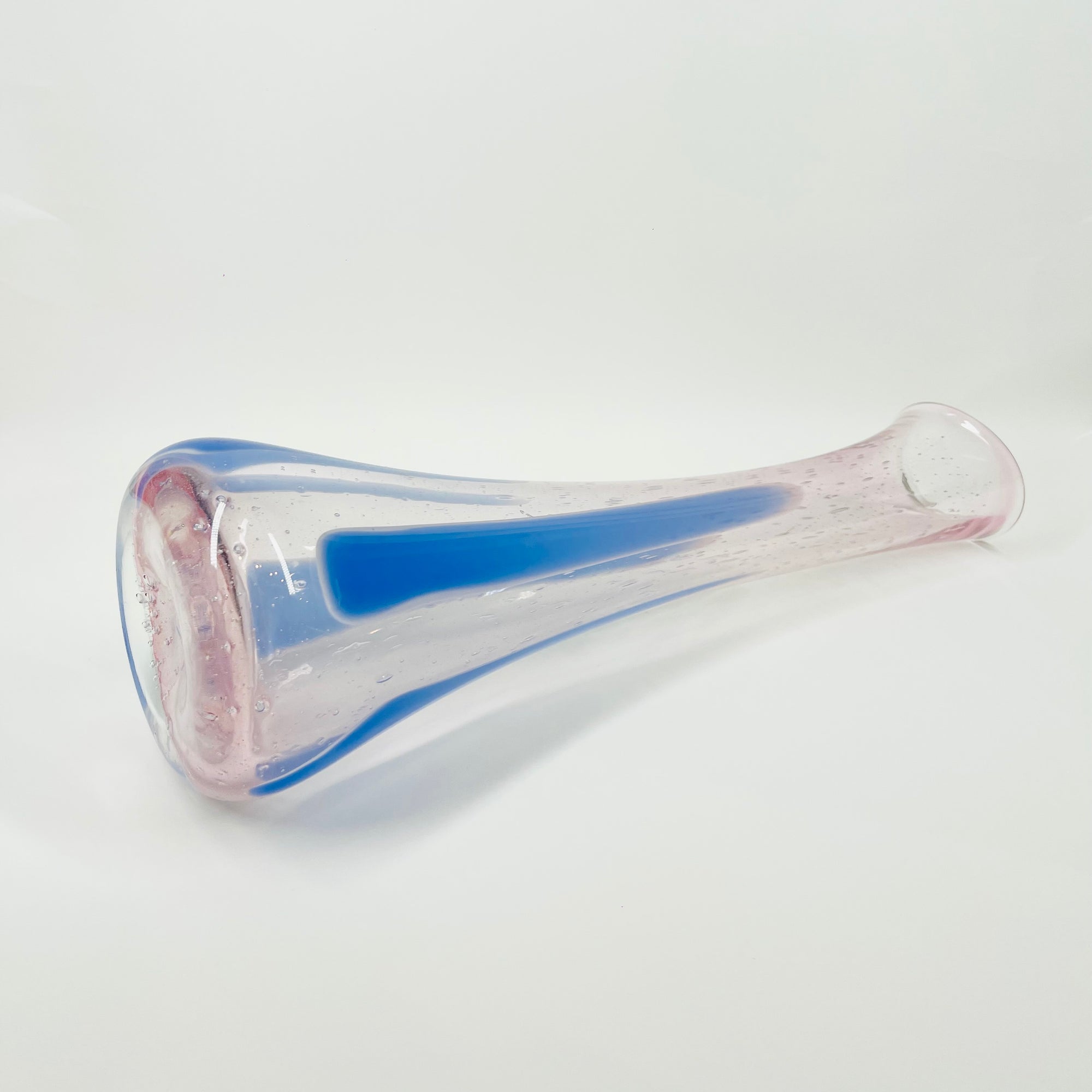 1980s AUSTRALIAN MOUTH BLOWN PINK BLUE ABSTRACT ART GLASS SWUNG VASE BY STEPHEN MORRIS