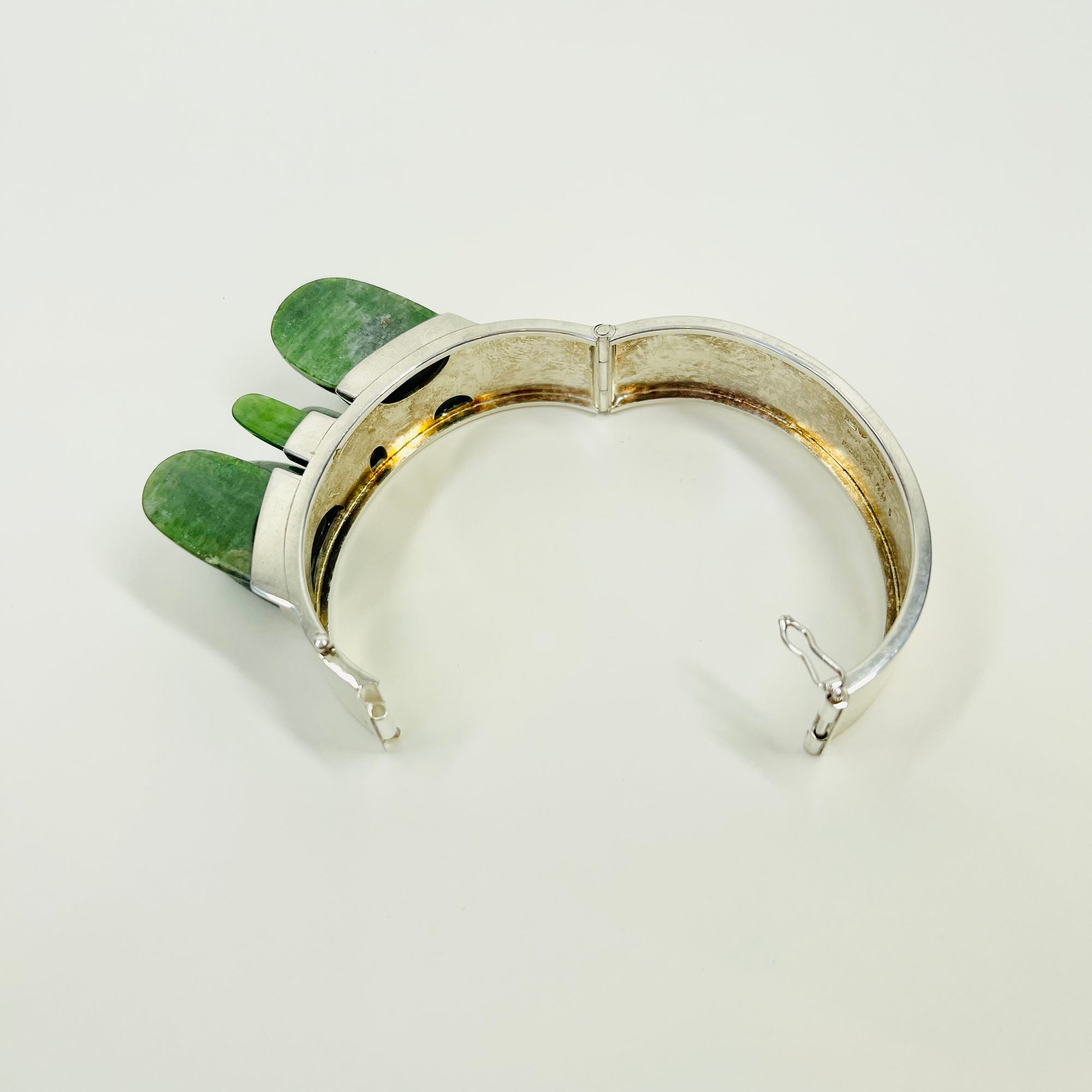 SIGNED 1974 STERLING SILVER NEPHRITE BANGLE BY FINNISH MASTER TAISTO PALONEN