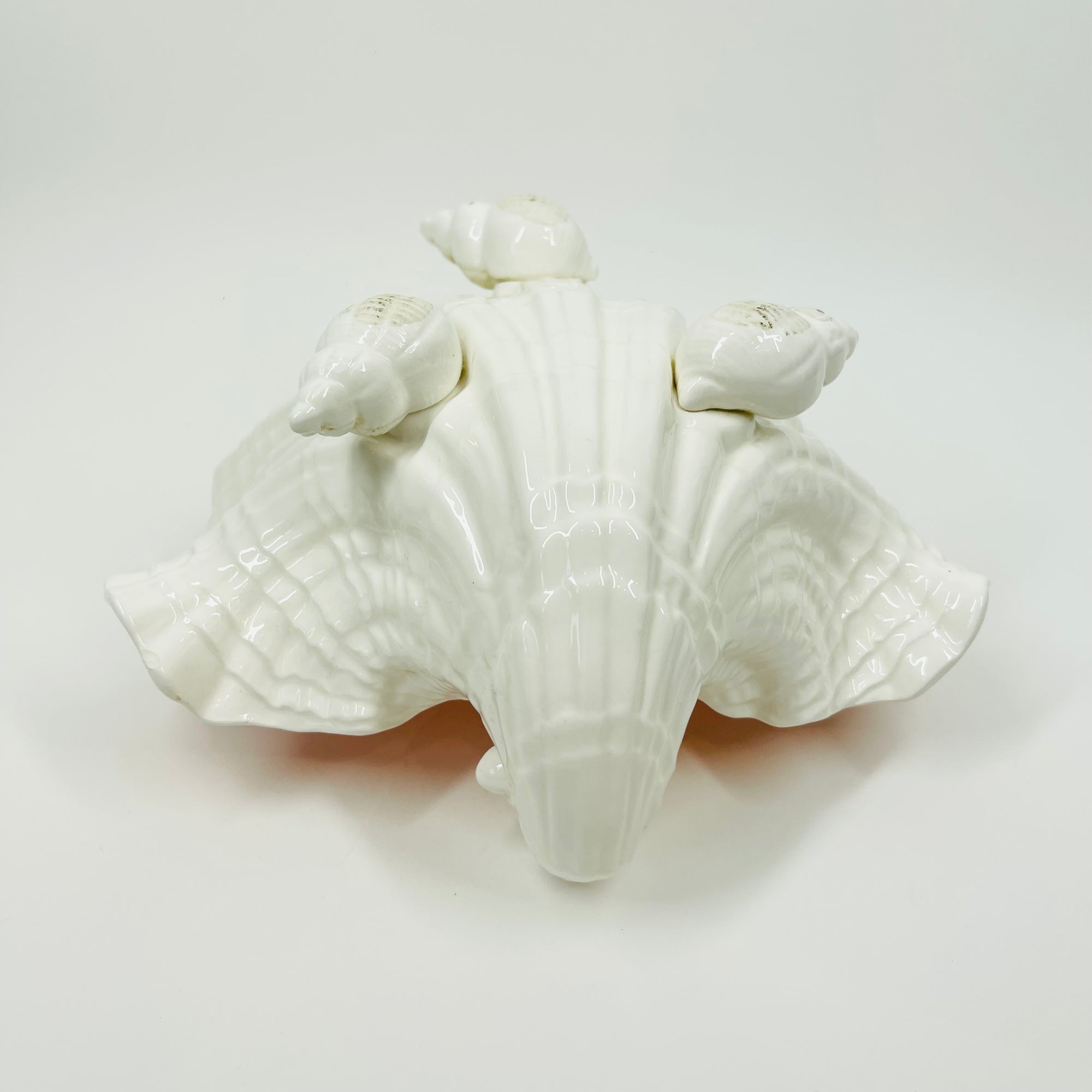 1950s CORAL PINK WHITE PORCELAIN FOOTED SHELL BOWL