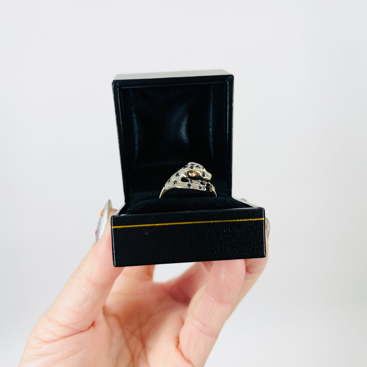 1950s 9K MIXED 14K WHITE YELLOW GOLD DIAMOND SAPPHIRE SNOW LEOPARD RING (M)
