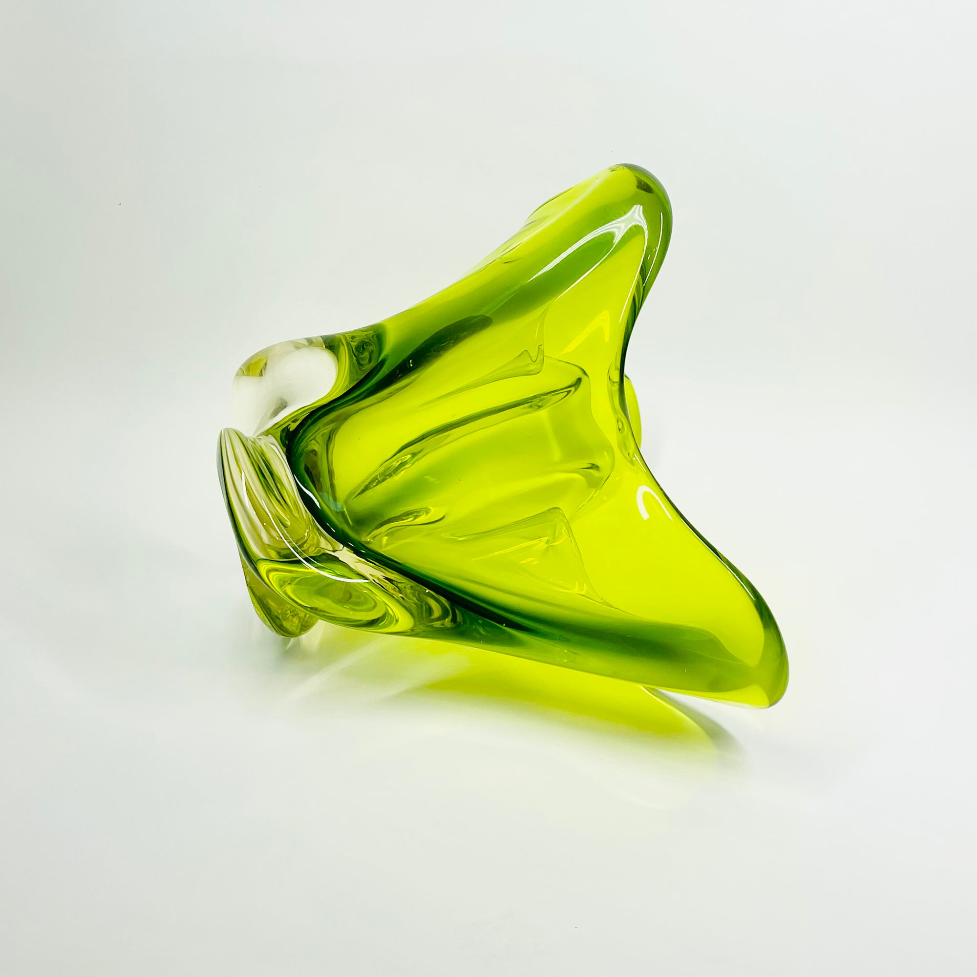 1970s JAPANESE GREEN SOMMERSO GLASS HANDKERCHIEF VASE/BOWL