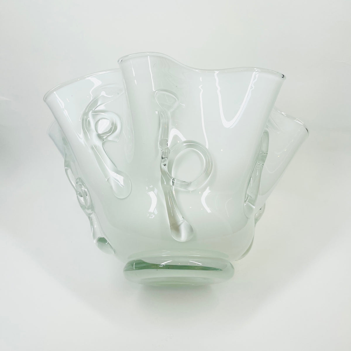 1960s MURANO CASED WHITE RUFFLE RIM HANDKERCHIEF GLASS VASE MILLEFIORI