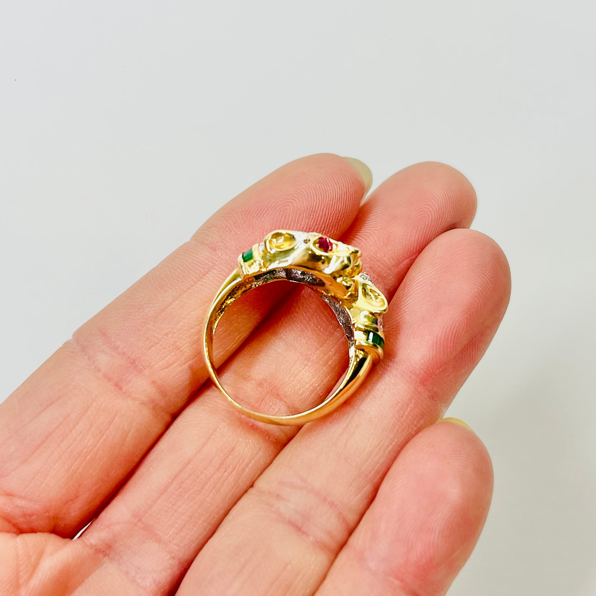 1950s 14K YELLOW GOLD DIAMOND EMERALD DOUBLE PANTHER HEADS RING WITH RUBY EYES