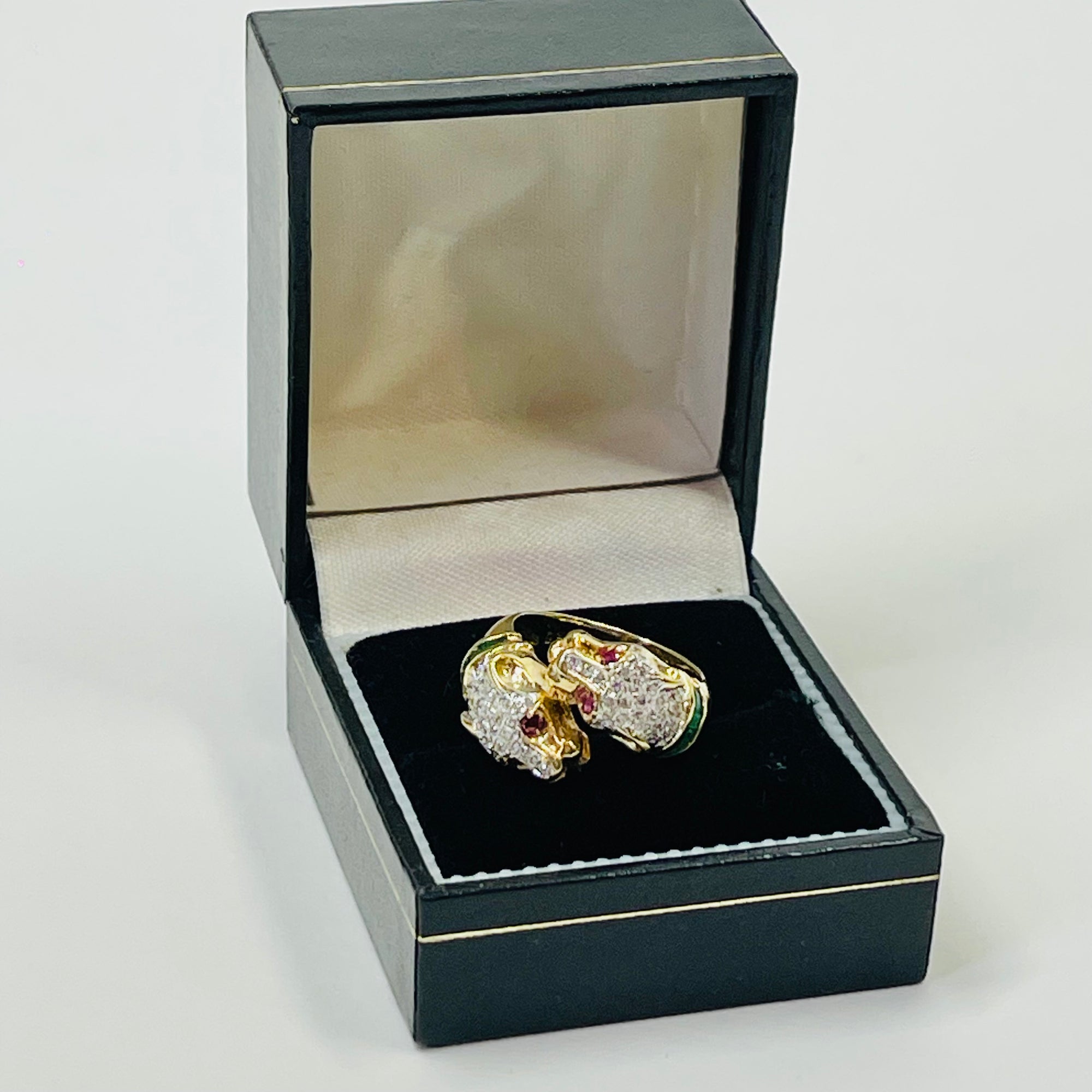 1950s 14K YELLOW GOLD DIAMOND EMERALD DOUBLE PANTHER HEADS RING WITH RUBY EYES