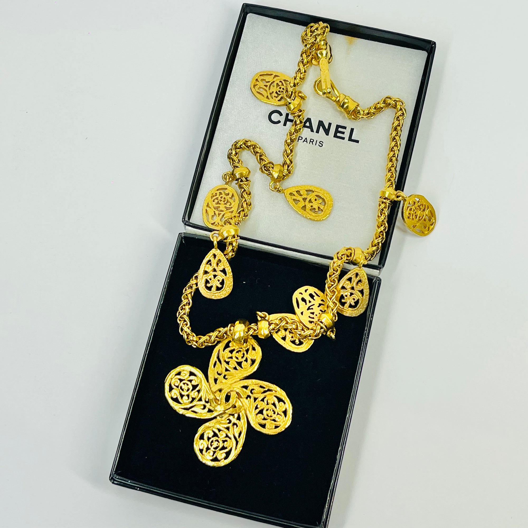 1995 CHANEL ARABESQUE LIMITED EDITION GOLD PLATED LOGO CHARM NECKLACE