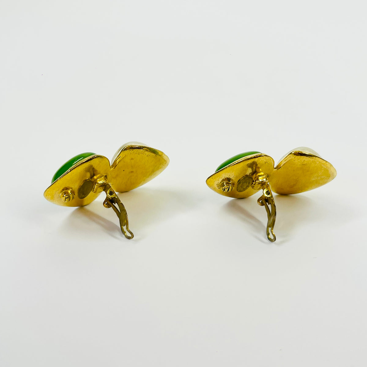 1980s RUNWAY CHANEL GRIPOIX GREEN GLASS MABE PEARL STATEMENT CLIP ON EARRINGS