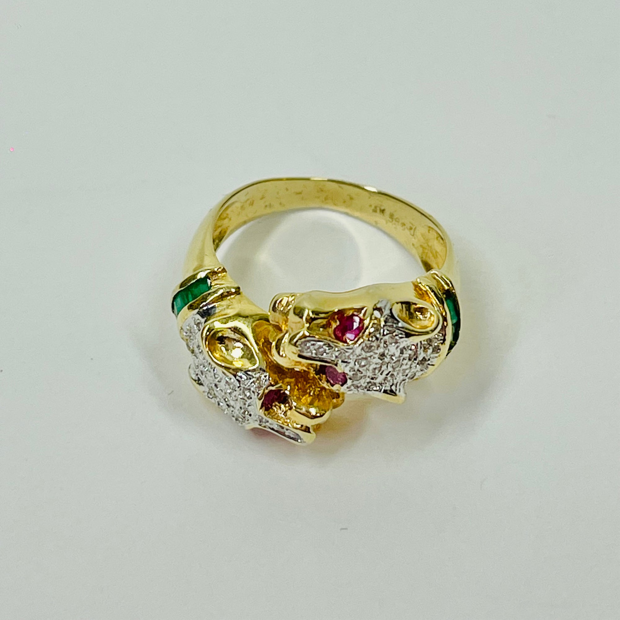 1950s 14K YELLOW GOLD DIAMOND EMERALD DOUBLE PANTHER HEADS RING WITH RUBY EYES