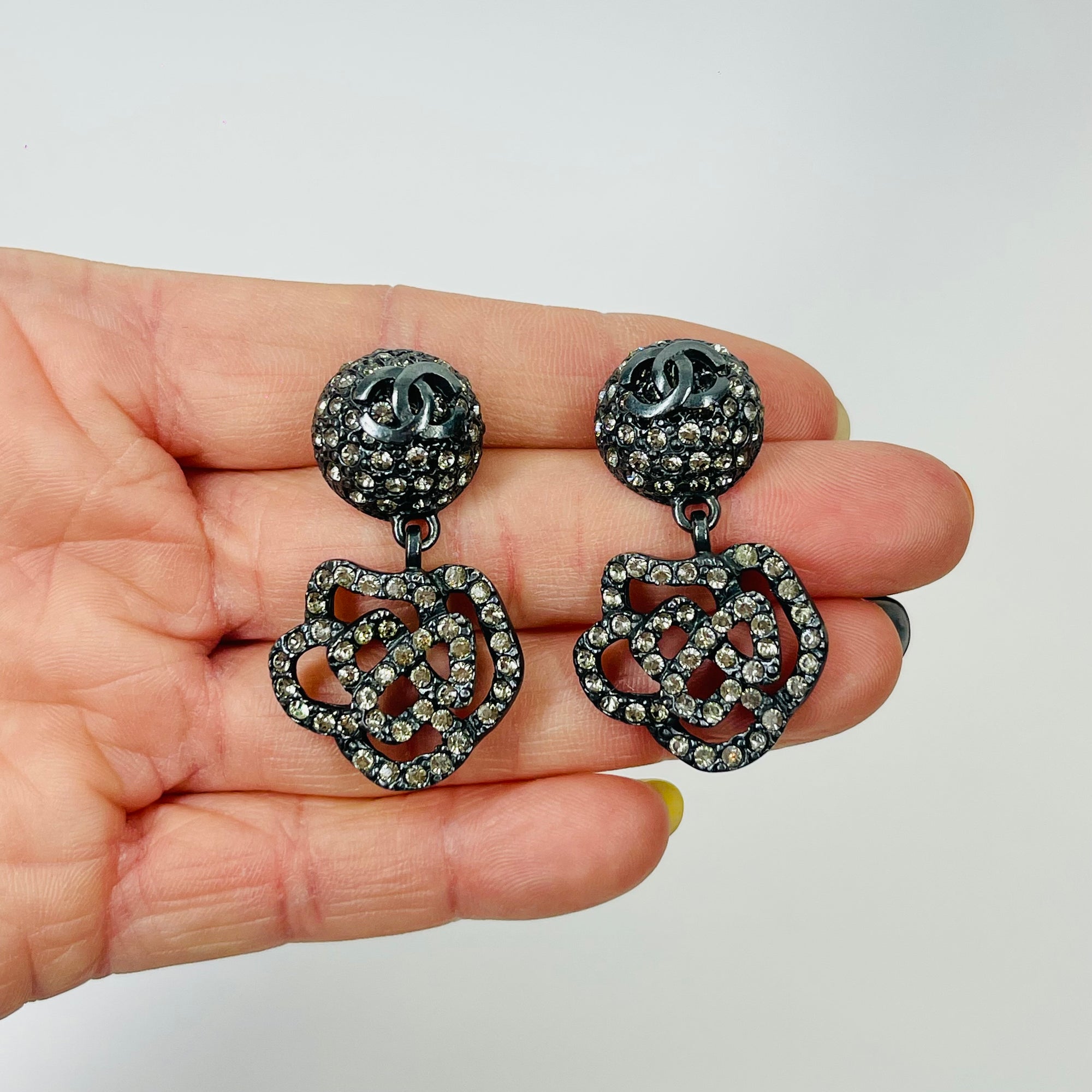 2000 Y2K CHANEL CC LOGO CAMELLIA RHINESTONES DROP PIERCED EARRINGS