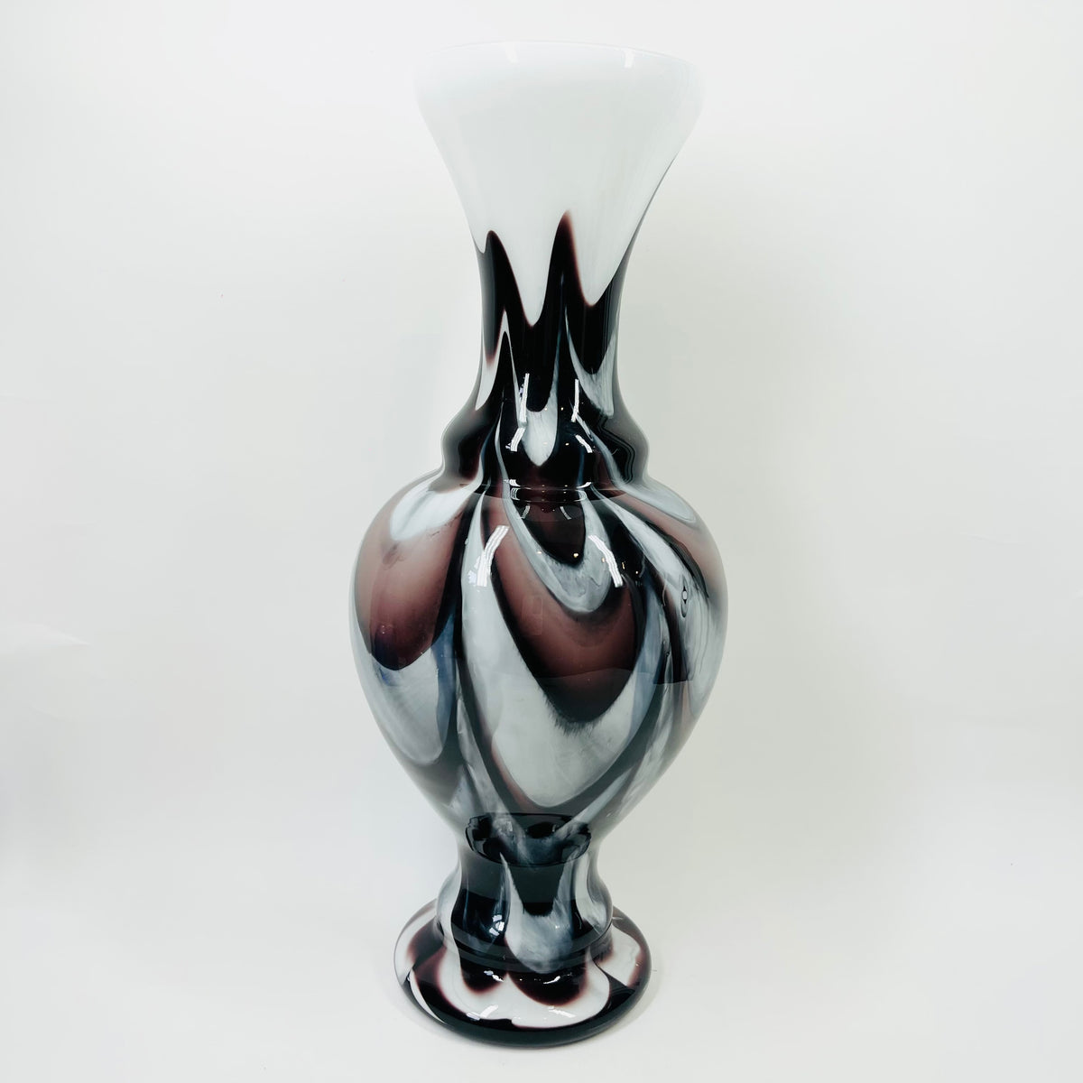 LARGE 1960s ITALIAN EMPOLI CASED WHITE GLASS VASE WITH BLACK AMETHYST SWIRLS