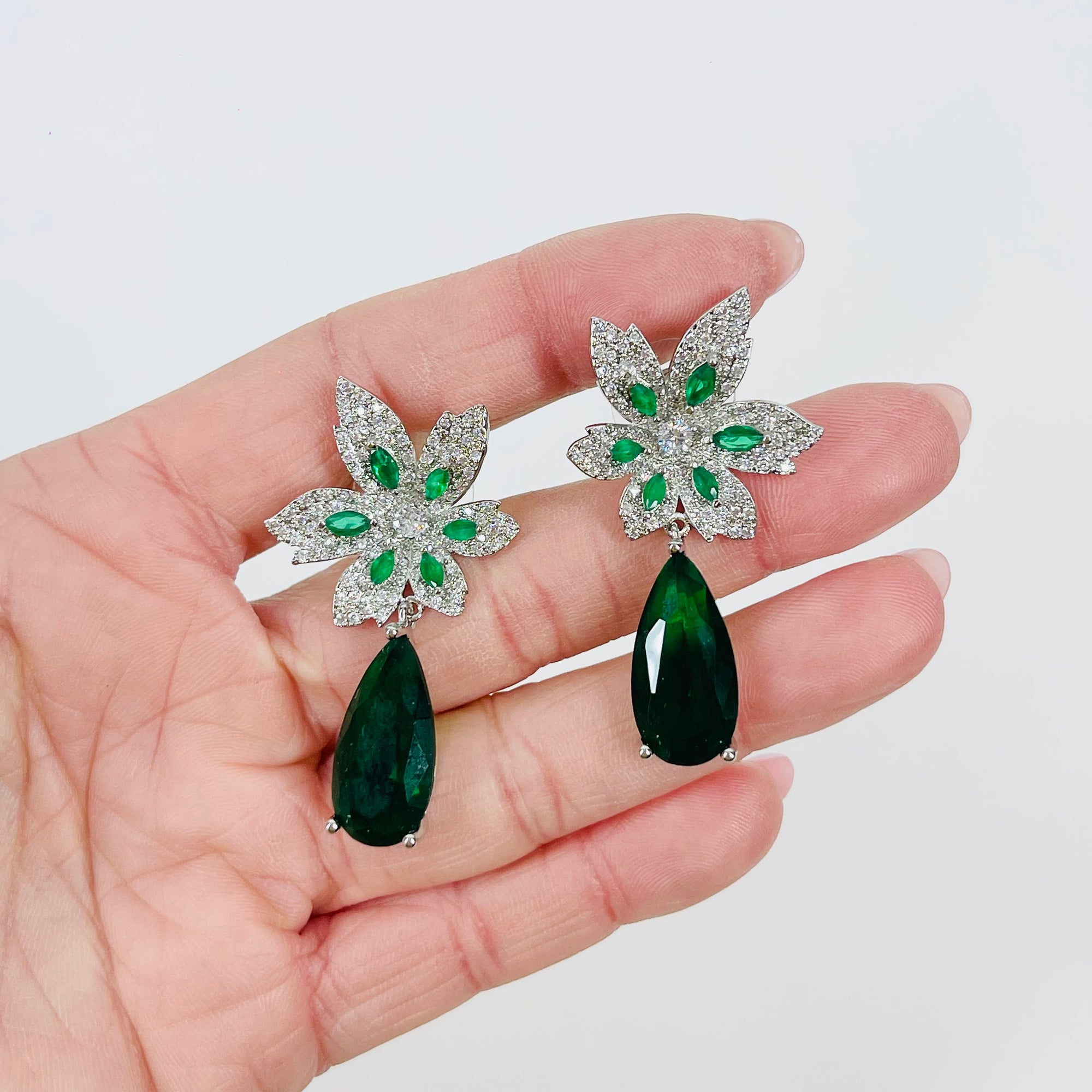 VINTAGE ART DECO STYLE GP COSTUME GREEN DIAMONTE FLOWER DROP PIERCED EARRINGS