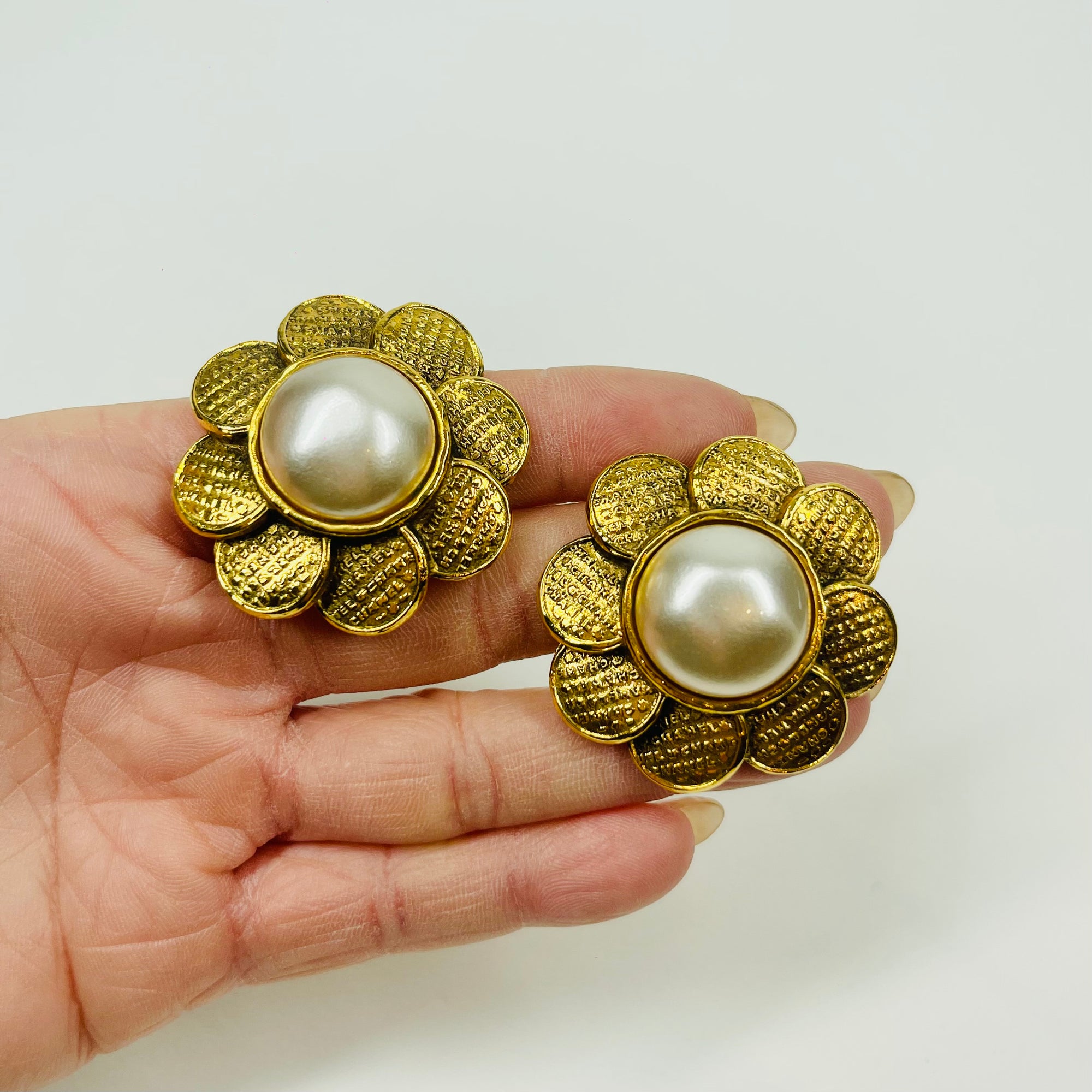 2008 CHANEL CC LOGO LARGE SUNFLOWER PEARL BUTTON CLIP ON EARRINGS