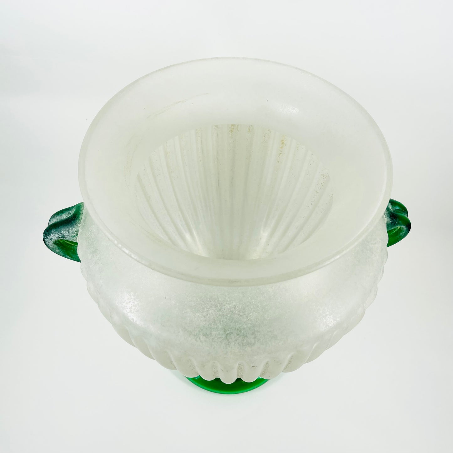 LARGE ANTIQUE ART DECO MURANO SCAVO FOOTED WHITE ACID GLASS VASE WITH GREEN HANDLES