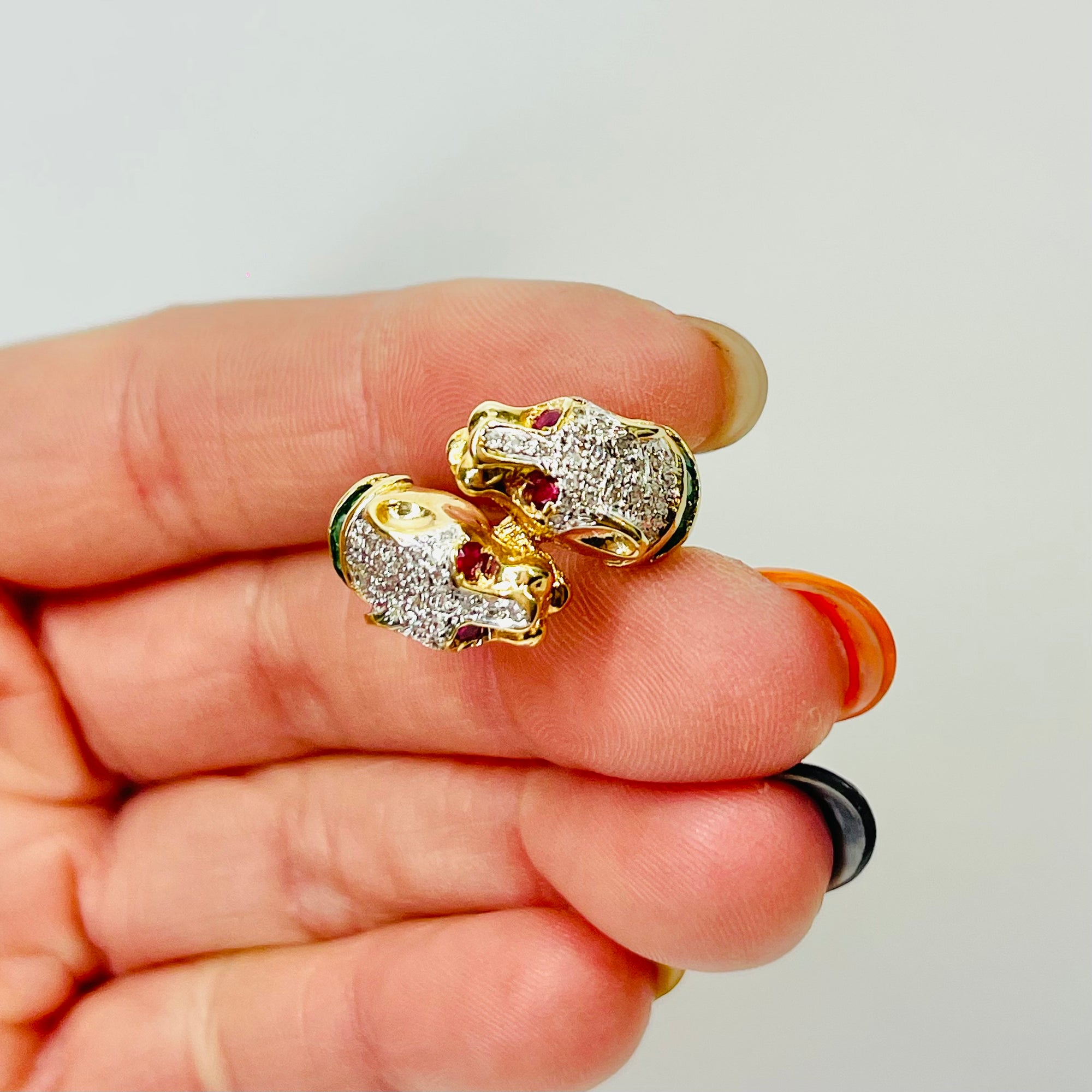 1950s 14K YELLOW GOLD DIAMOND EMERALD DOUBLE PANTHER HEADS RING WITH RUBY EYES