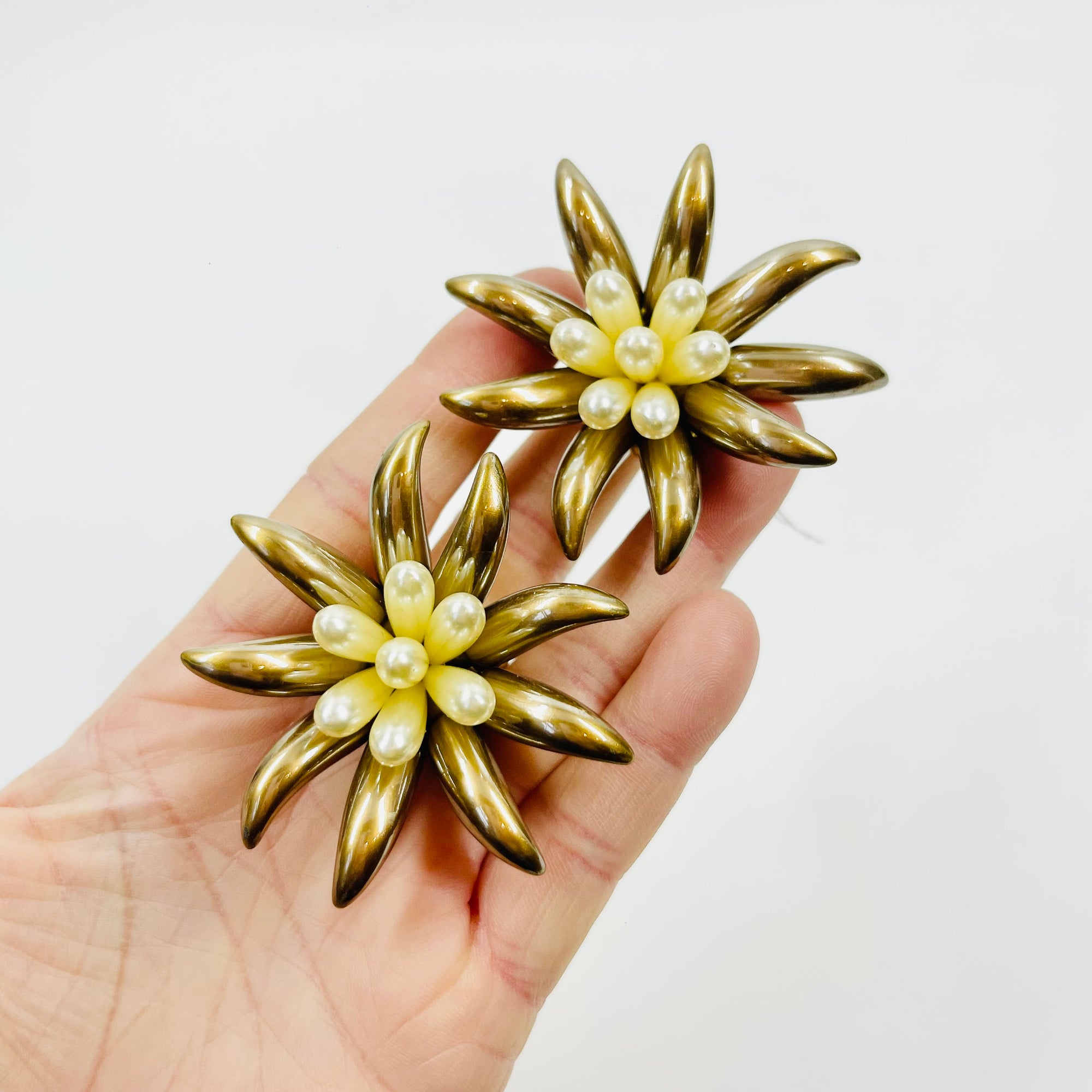 1950s LARGE COSTUME PEARL STARBURST FLOWER CLIP ON EARRINGS