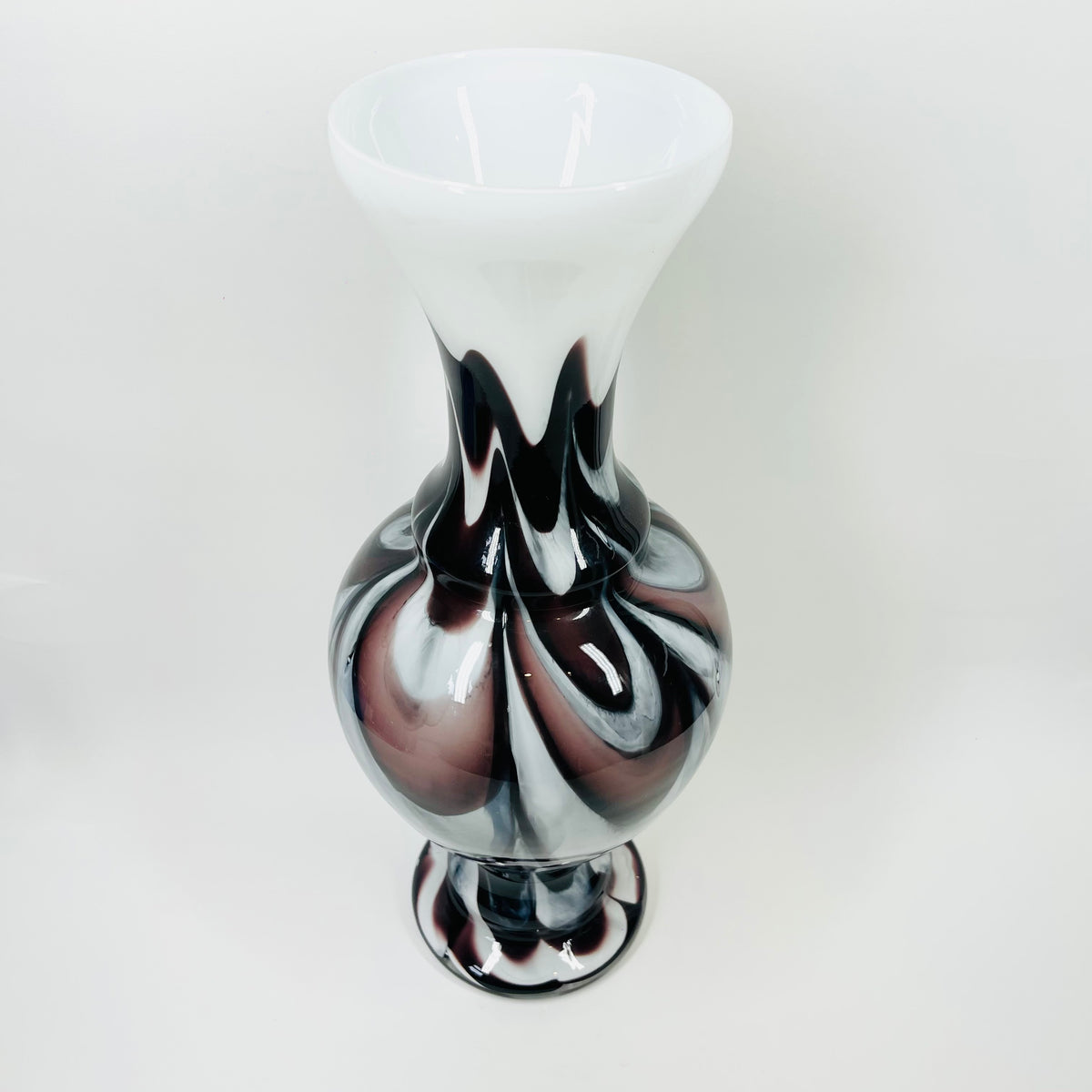 LARGE 1960s ITALIAN EMPOLI CASED WHITE GLASS VASE WITH BLACK AMETHYST SWIRLS