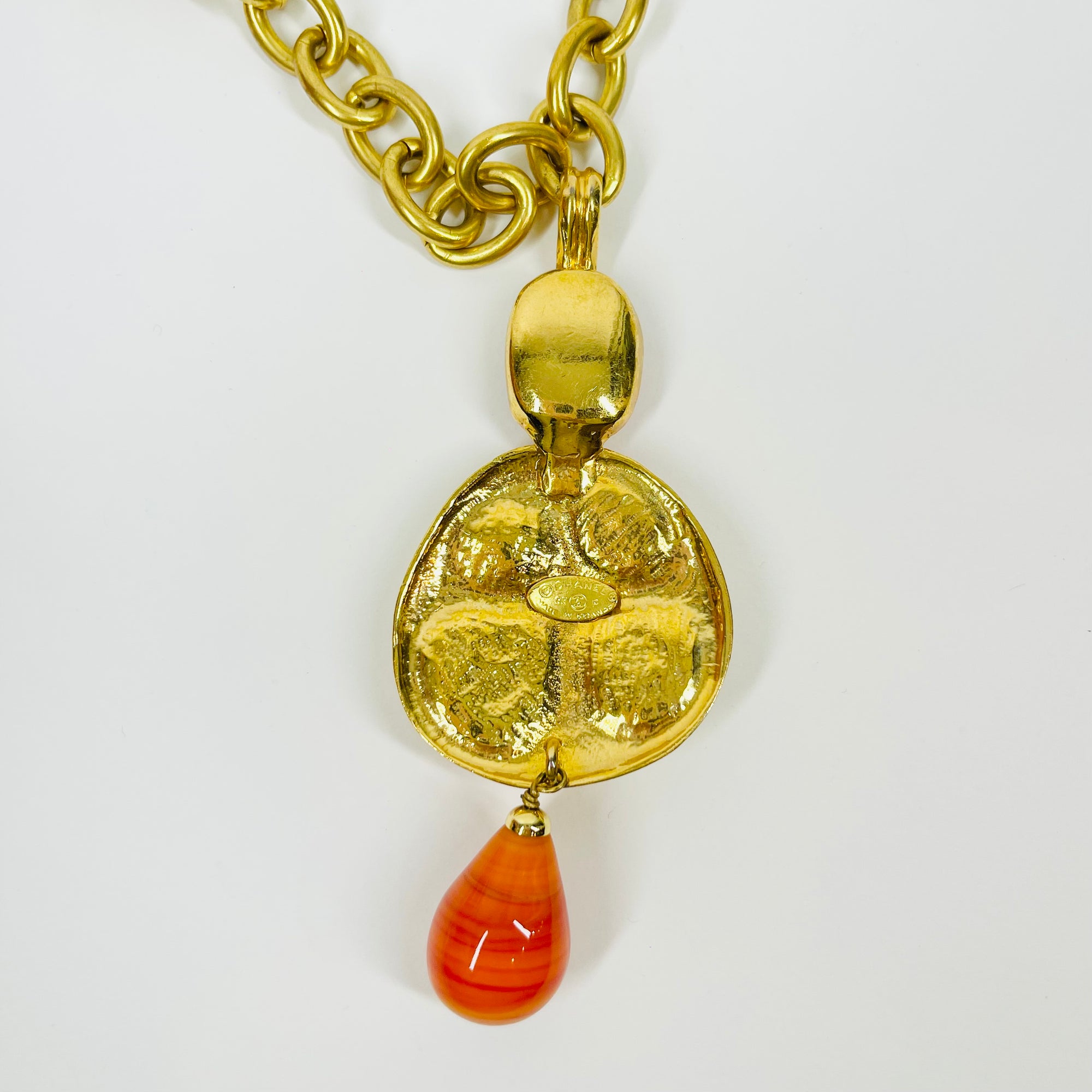 LIMITED EDITION 1993 CHANEL ORANGE PEARL GRIPOIX DROP PENDANT WITH FANCY LINKS NECKLACE