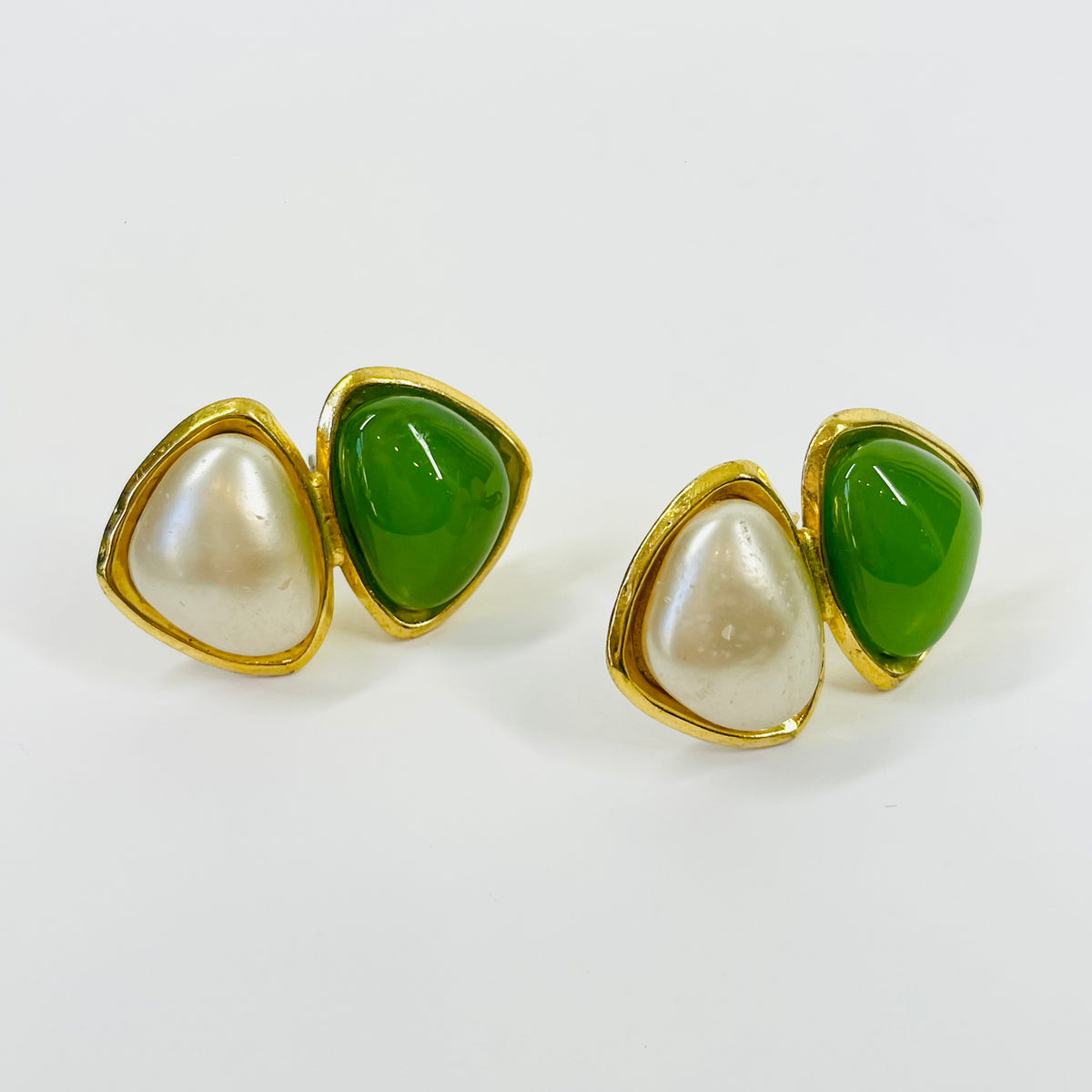 1980s RUNWAY CHANEL GRIPOIX GREEN GLASS MABE PEARL STATEMENT CLIP ON EARRINGS