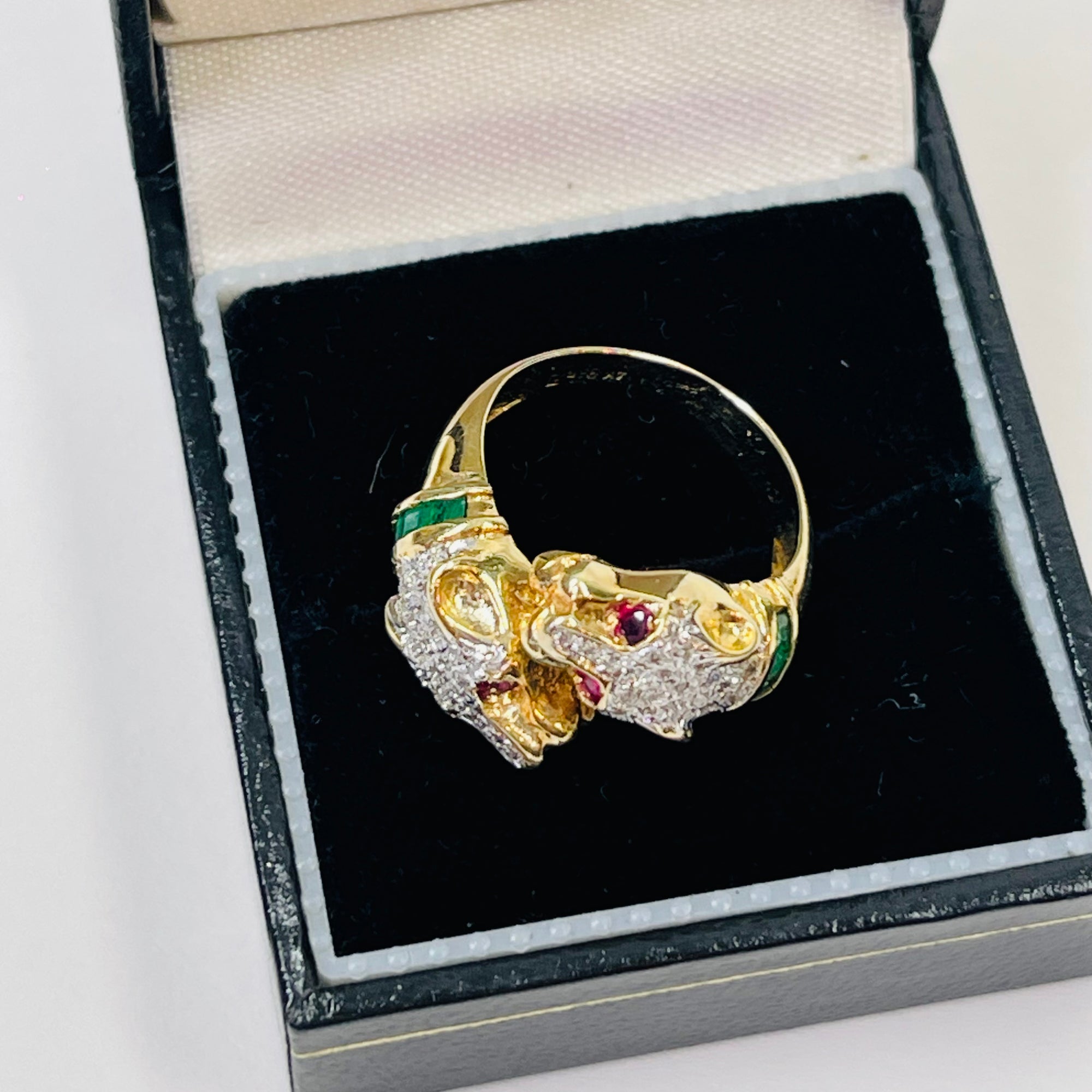 1950s 14K YELLOW GOLD DIAMOND EMERALD DOUBLE PANTHER HEADS RING WITH RUBY EYES