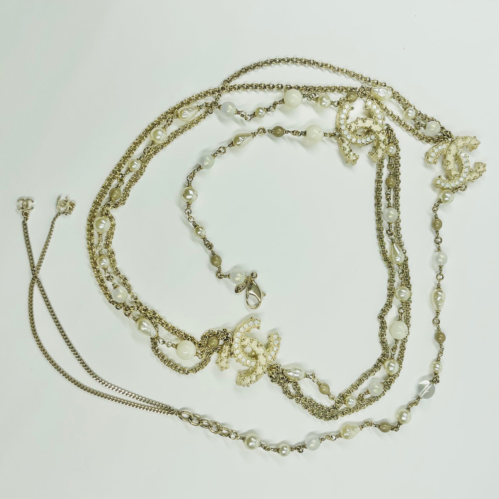 2012 CHANEL MULTISTRANDS COSTUME BEADS PEARL NECKLACE WITH ENAMEL CC LOGO