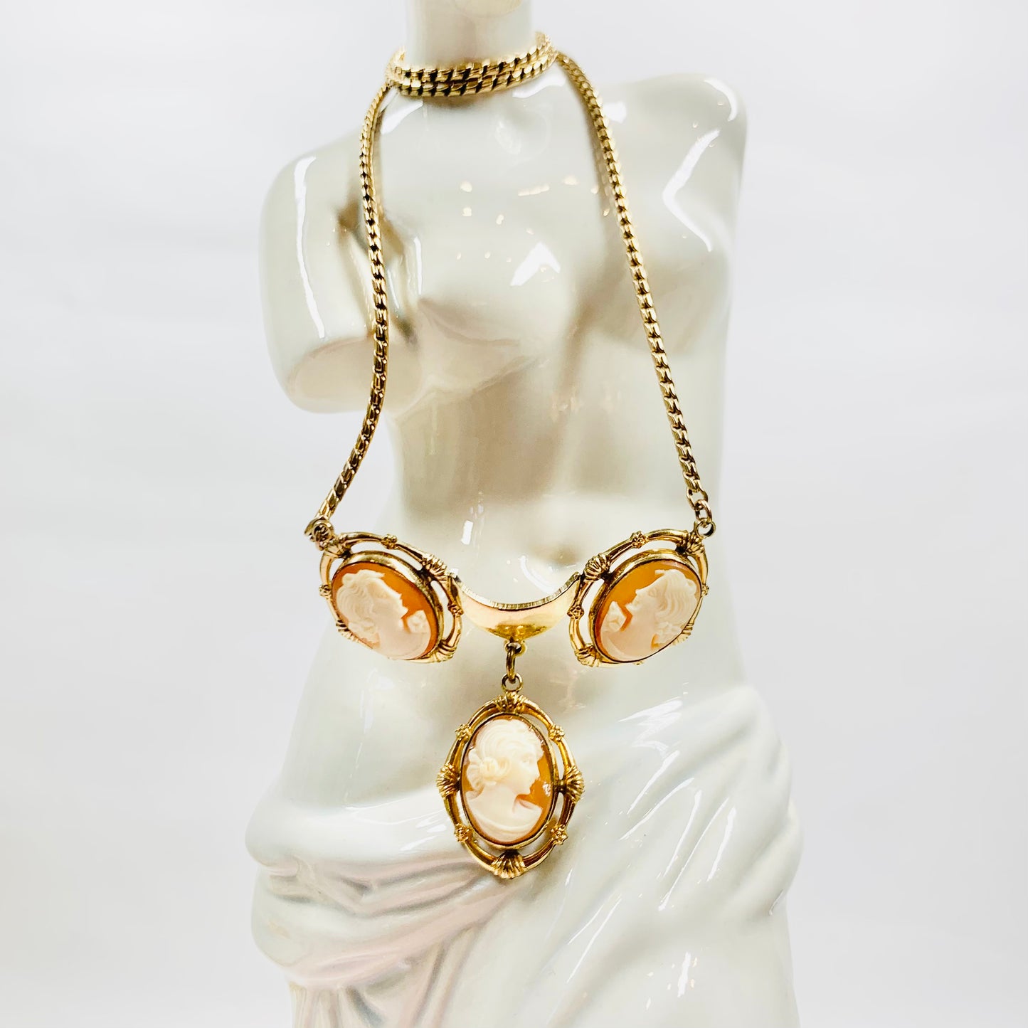 ANTIQUE 9K VICTORIAN CAMEO NECKLACE