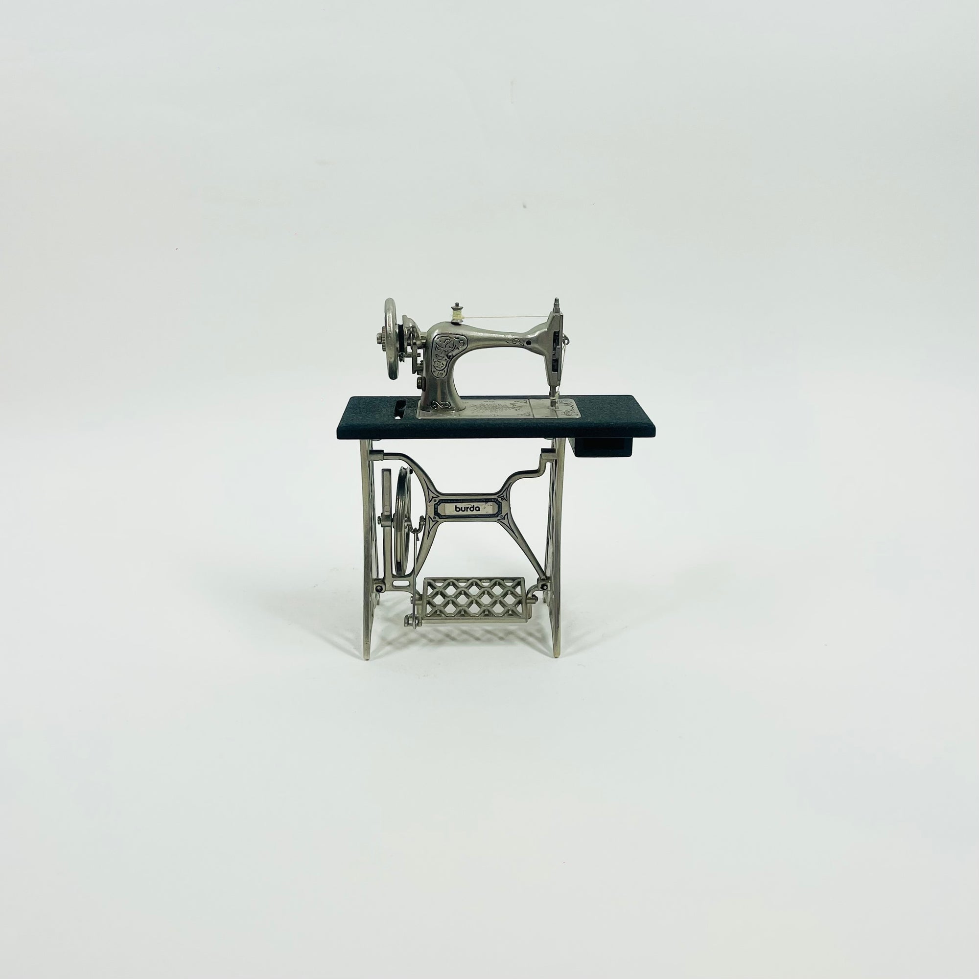 VINTAGE MINIATURE SEWING MACHINE