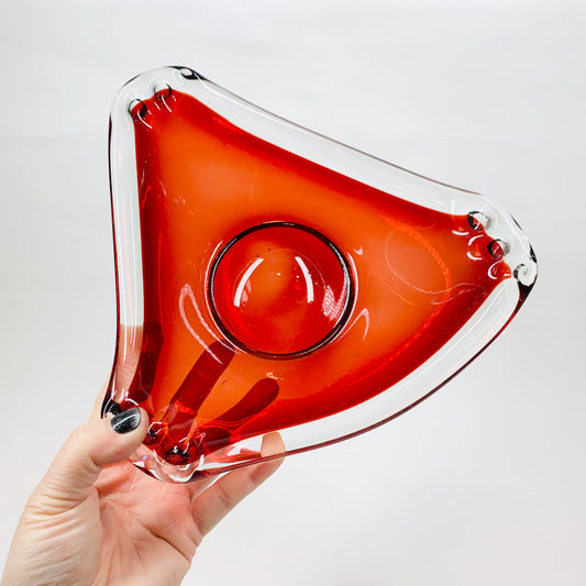 PINCHED RED GLASS PLATE