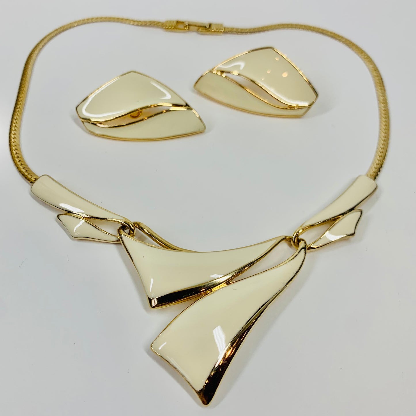 80s BARCS WHITE ENAMEL KNOT NECKLACE SUITE