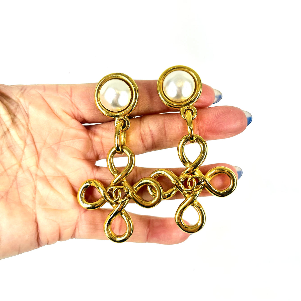 1995 CHANEL CC LOGO PEARL DROP INFINITY KNOT CLIP ON EARRINGS